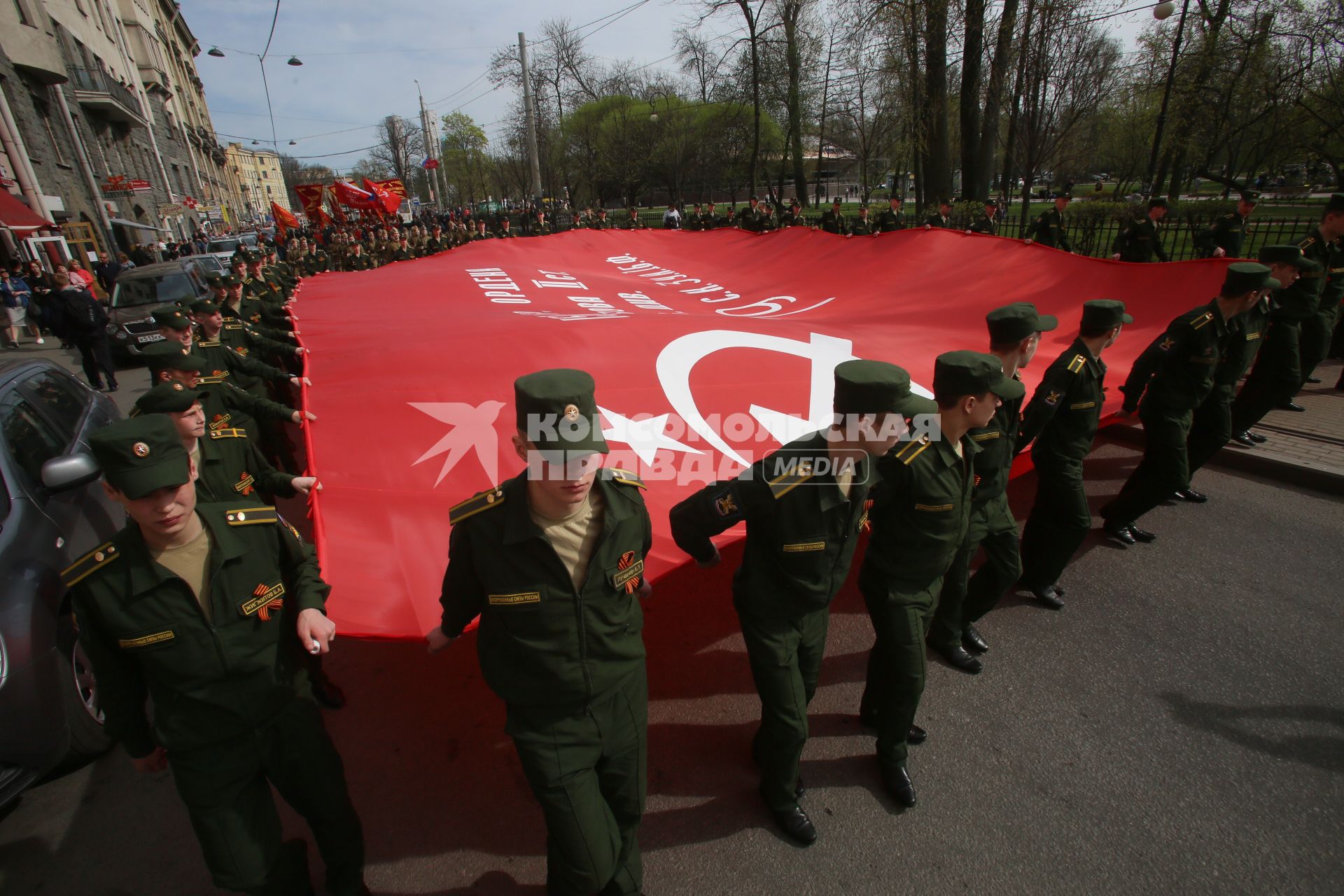 Санкт-Петербург. Акция `Бессмертный полк`. В ходе акции по улице пронесли увеличенную копию Знамени Победы.