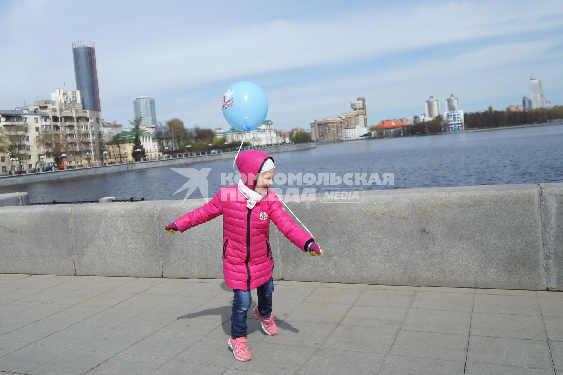 девочка играет с  воздушным шаром, во время проведения  всероссийской акции памяти \"70. Спасибо за мир\". Екатеринбург