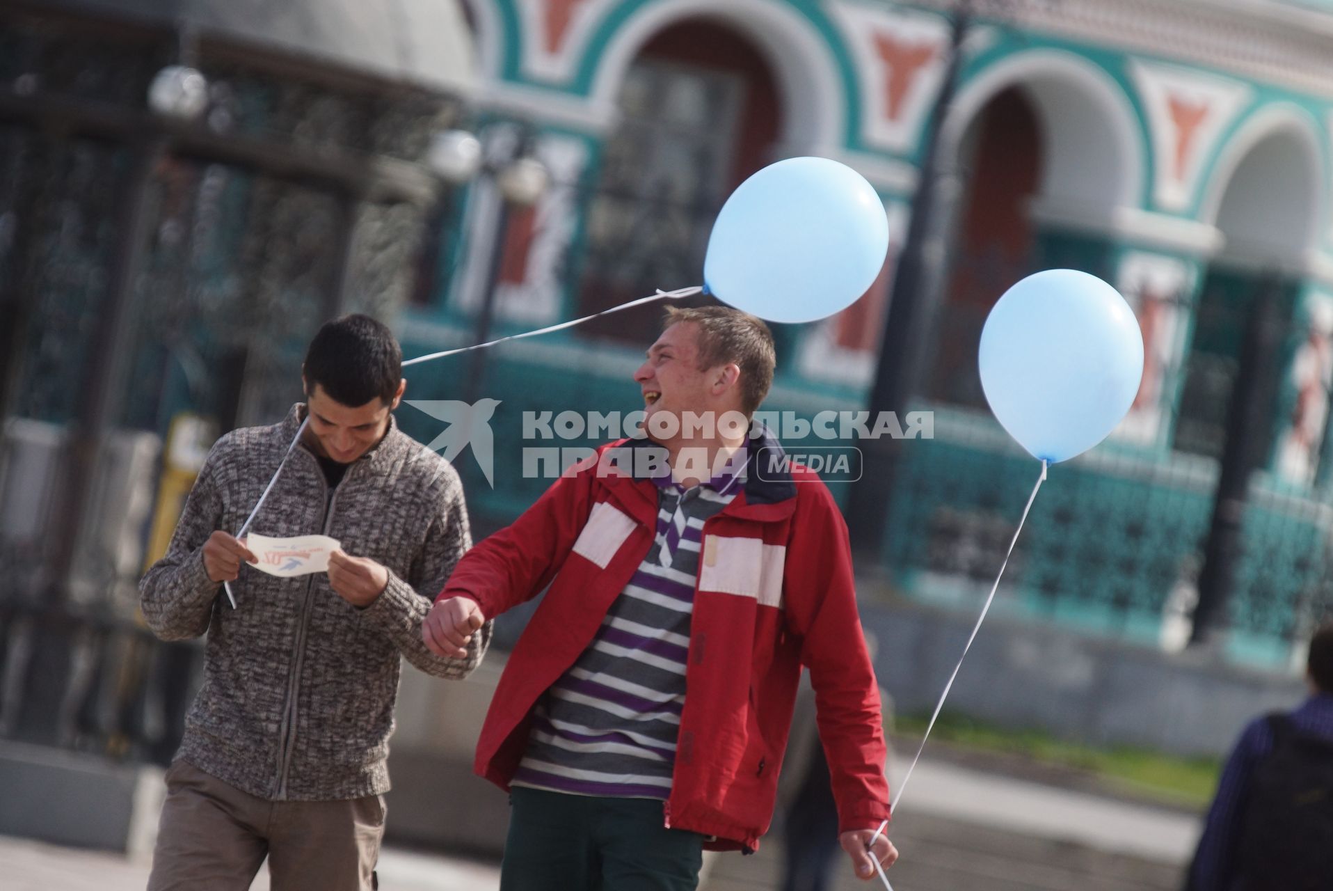 Двое парней идут с воздушными шарами, во время проведения  всероссийской акции памяти \"70. Спасибо за мир\". Екатеринбург