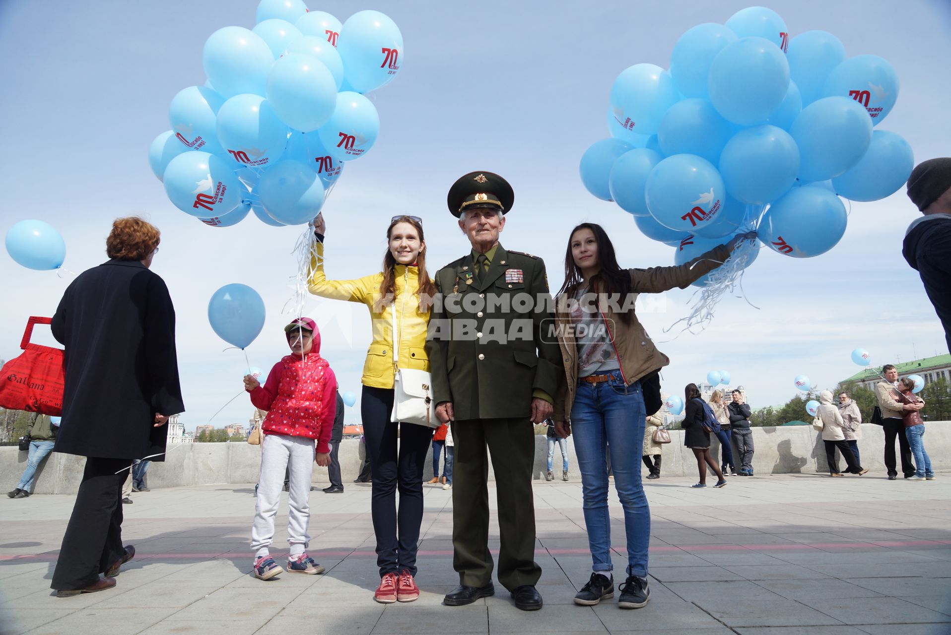 Девушки фотографируются с ветераном войны, во время проведения  всероссийской акции памяти \"70. Спасибо за мир\". Екатеринбург