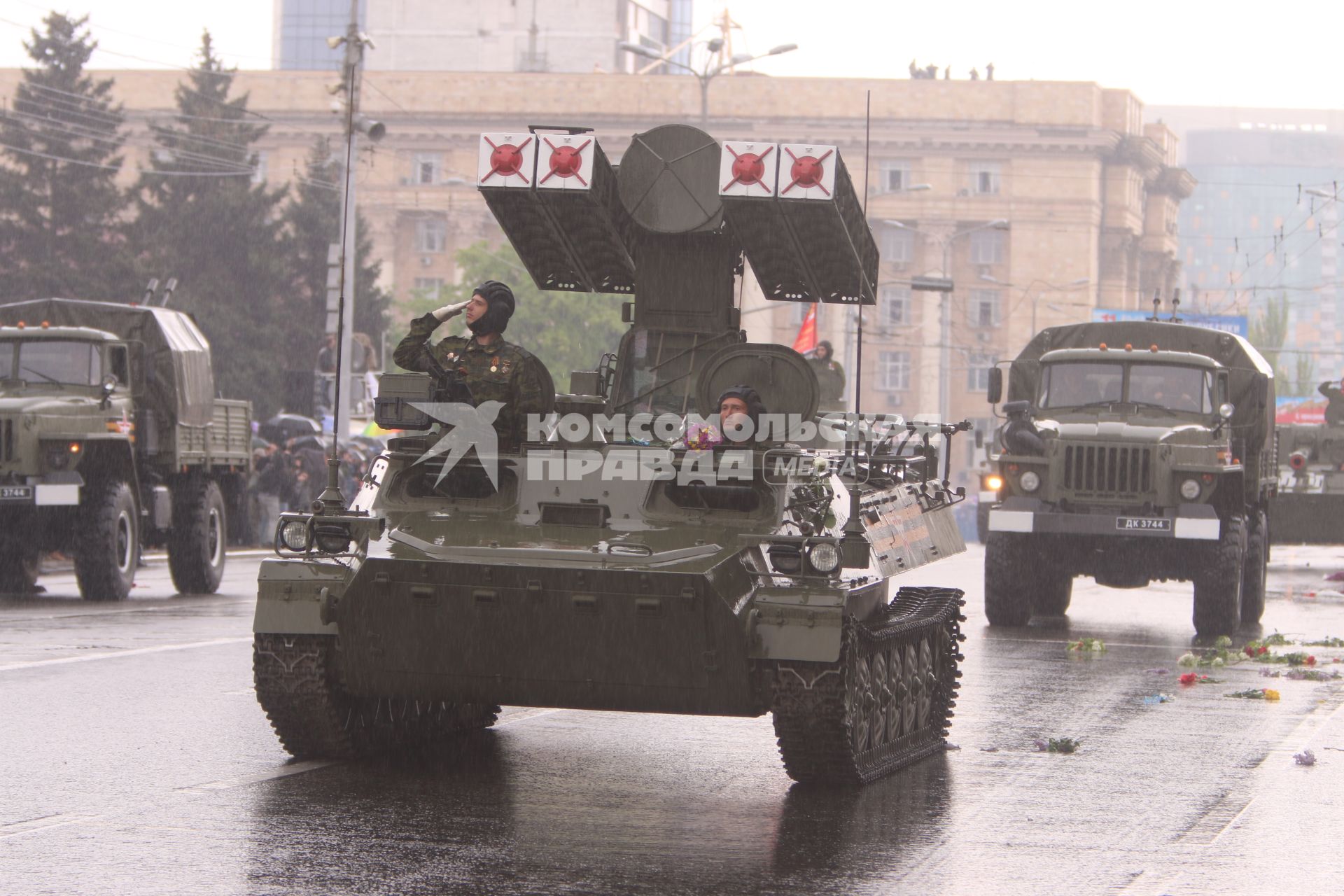 Украина. Донецк. Противовоздушный комплекс `Стрела-10` во время военного парада, посвященного 70-ой  годовщине Победы в Великой Отечественной войне на улице Артема.