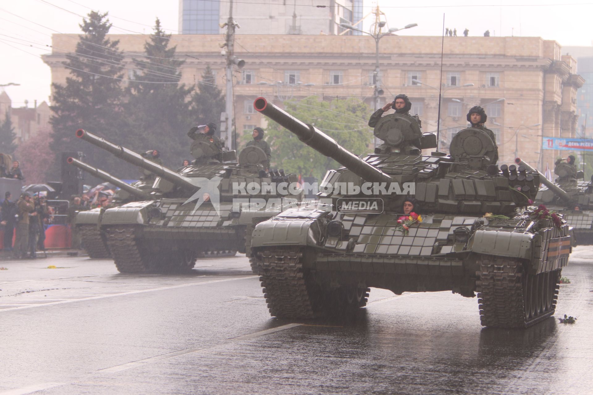 Украина. Донецк. Военнослужащие на танках с активной броней во время военного парада, посвященного 70-ой  годовщине Победы в Великой Отечественной войне на улице Артема.