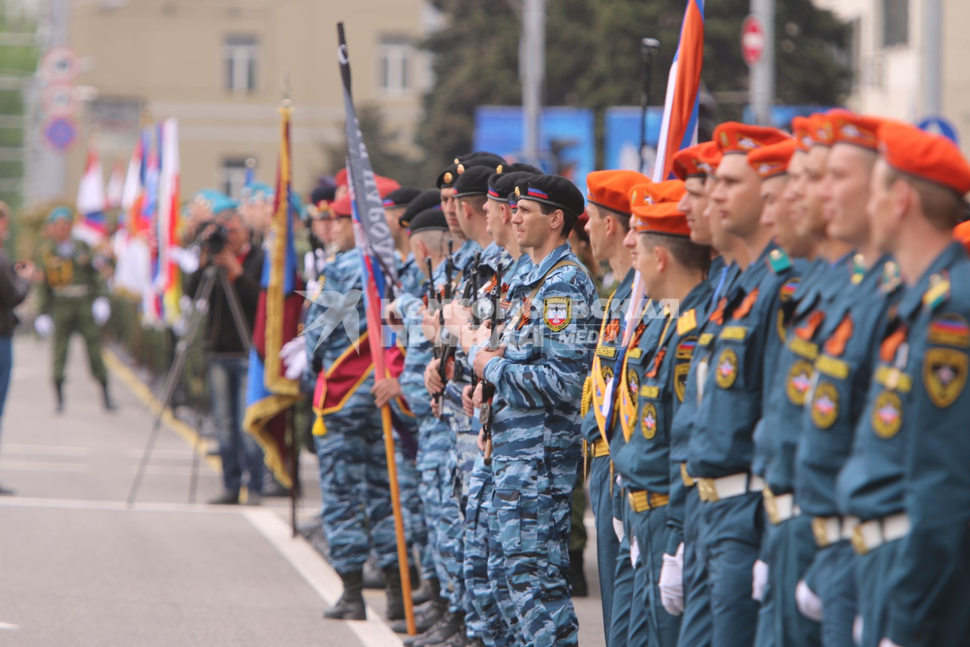 Украина. Донецк. Полицейские и сотрудники МЧС ДНР во время военного парада, посвященного 70-ой  годовщине Победы в Великой Отечественной войне на улице Артема.