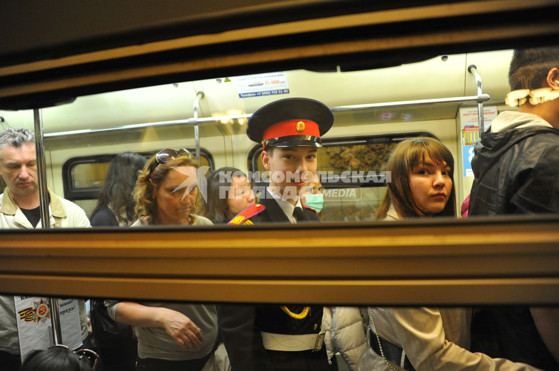 Празднования Дня Победы в Москве. Курсант военного училища едет в метро.