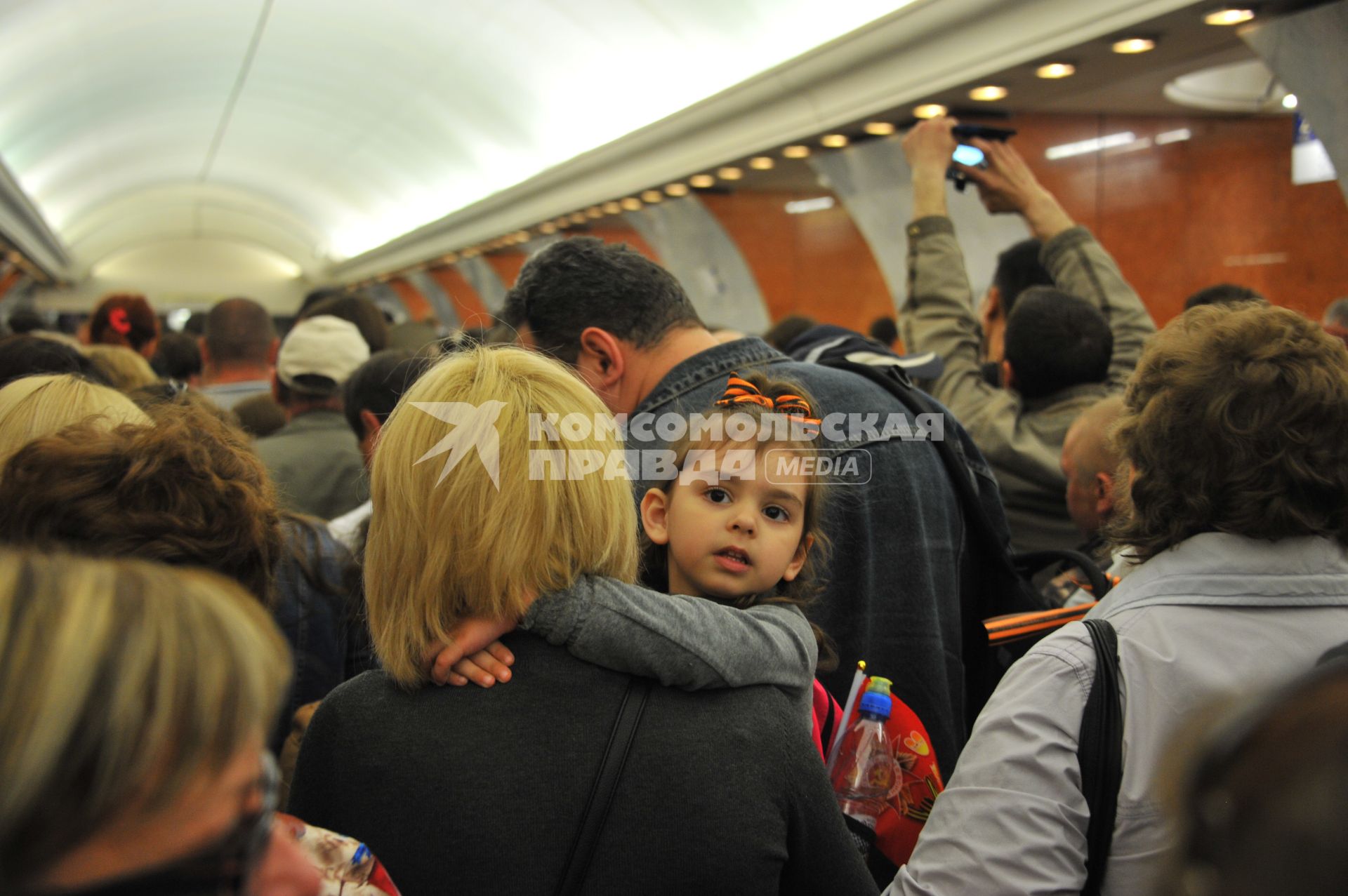 Празднования Дня Победы в Москве. Люди в вестибюле станции метро `Парк Победы`.