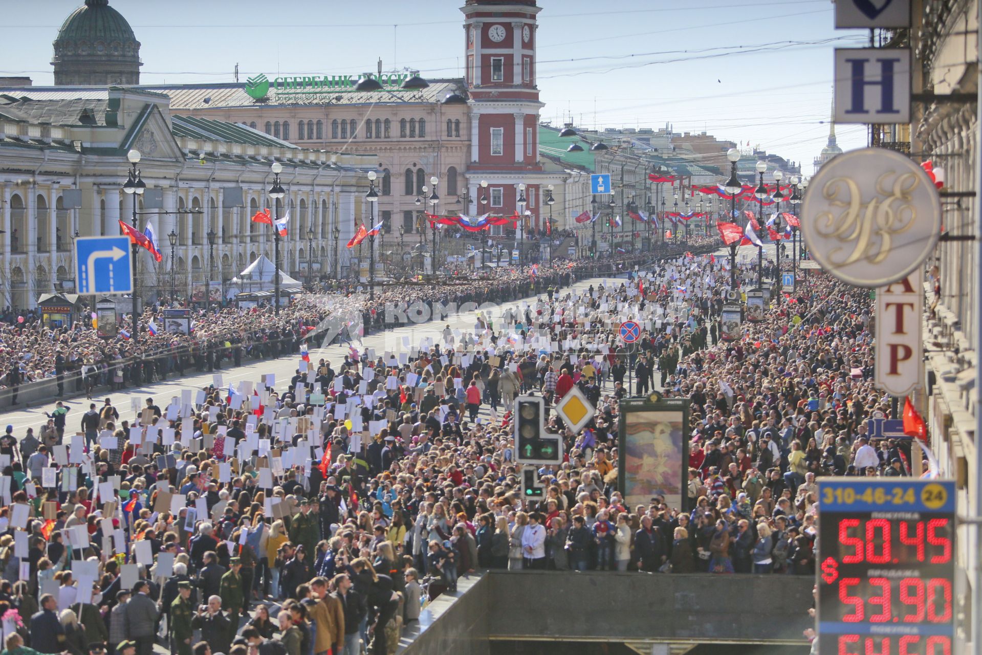 Санкт-Петербург. Акция `Бессмертный полк`. Участники акции прошли по Невскому проспекту с портретами родных, воевавших во время Великой Отечественной войны.