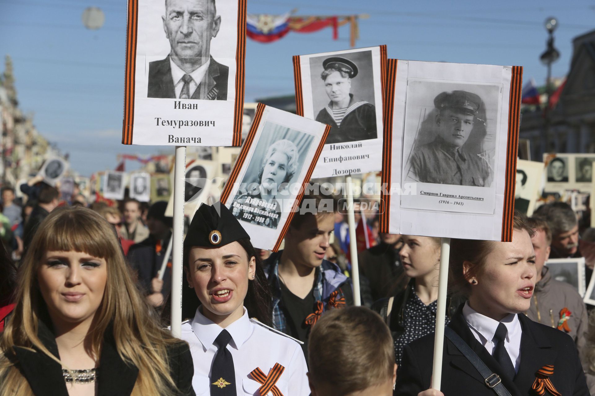 Санкт-Петербург. Акция `Бессмертный полк`. Участники акции прошли по Невскому проспекту с портретами родных, воевавших во время Великой Отечественной войны.