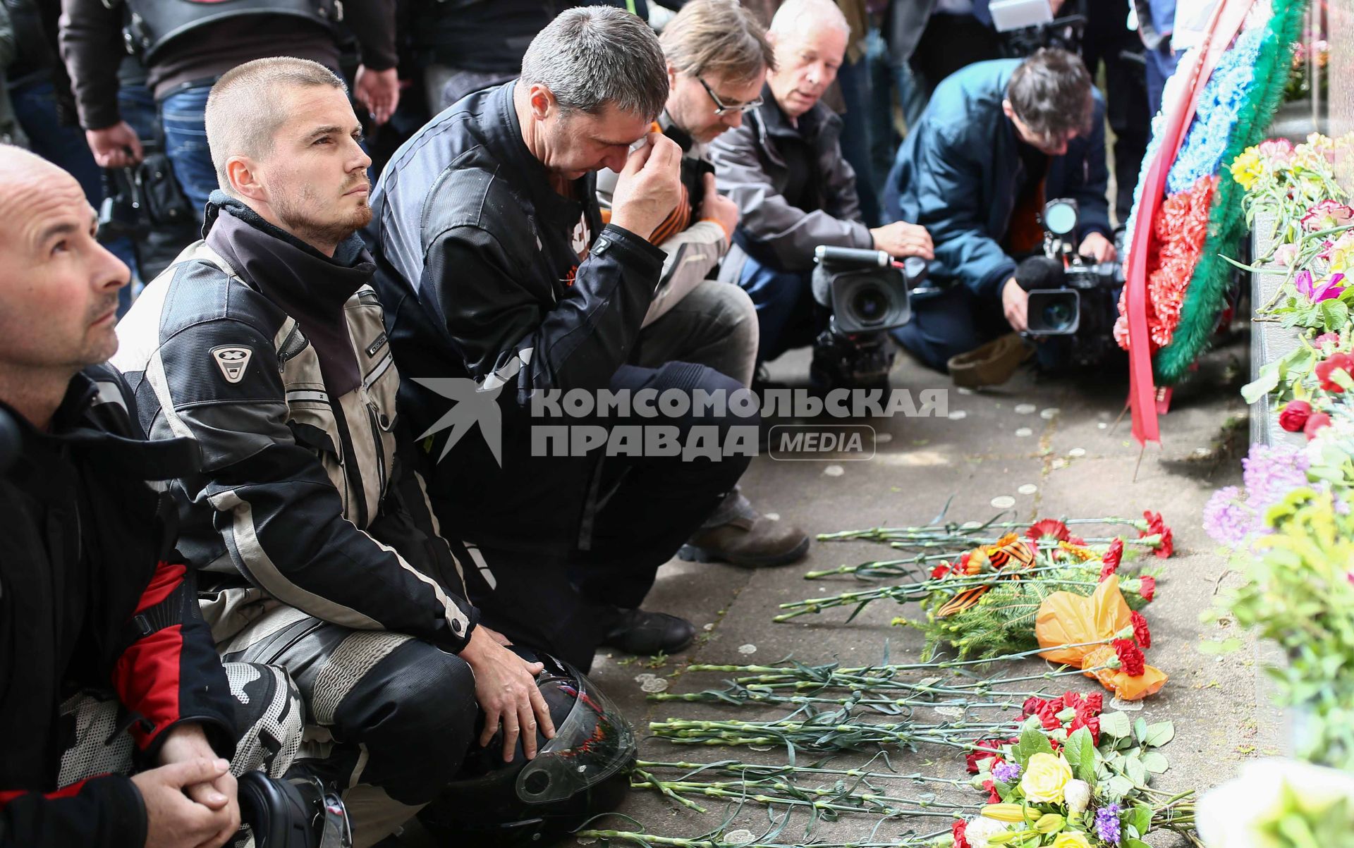 Германия. Берлин. Мотопробег `Дороги Победы`, организованный клубом `Ночные волки` в честь 70-летия Победы в Великой Отечественной войне, 8 мая достиг Берлина. Участники мотопробега посетили российско-германский музей `Берлин-Карлсхорст` и вместе с болгарскими, македонскими, сербскими и германскими байкерами возложили цветы к мемориалу советских воинов.