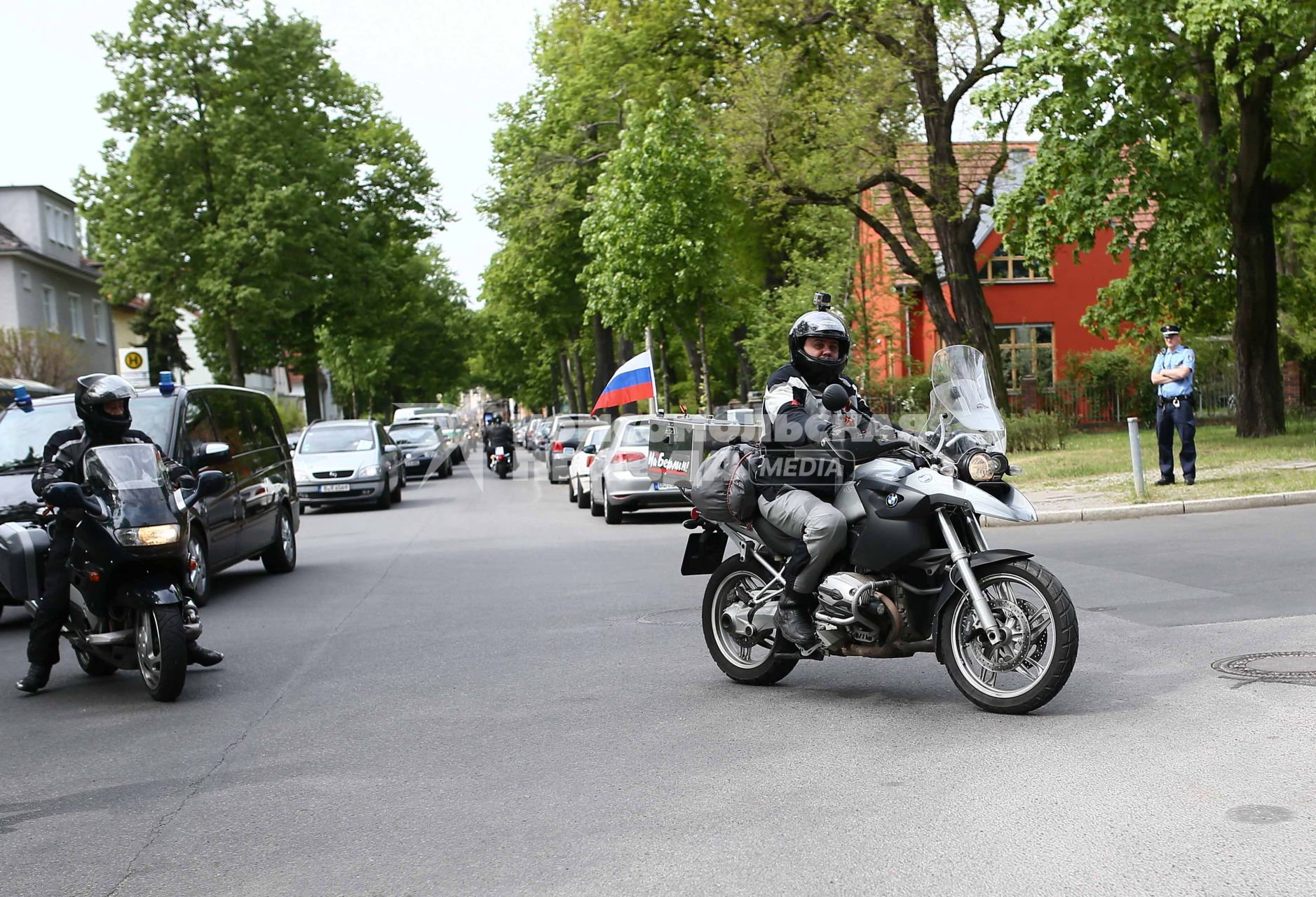 Германия. Берлин. Мотопробег `Дороги Победы`, организованный клубом `Ночные волки` в честь 70-летия Победы в Великой Отечественной войне, 8 мая достиг Берлина. Участники мотопробега посетили российско-германский музей `Берлин-Карлсхорст` и вместе с болгарскими, македонскими, сербскими и германскими байкерами возложили цветы к мемориалу советских воинов.