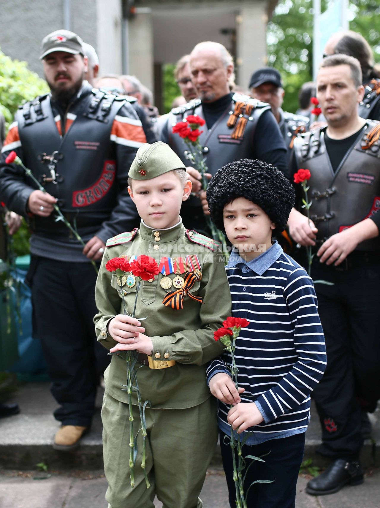 Германия. Берлин. Мотопробег `Дороги Победы`, организованный клубом `Ночные волки` в честь 70-летия Победы в Великой Отечественной войне, 8 мая достиг Берлина. Участники мотопробега посетили российско-германский музей `Берлин-Карлсхорст` и вместе с болгарскими, македонскими, сербскими и германскими байкерами возложили цветы к мемориалу советских воинов.