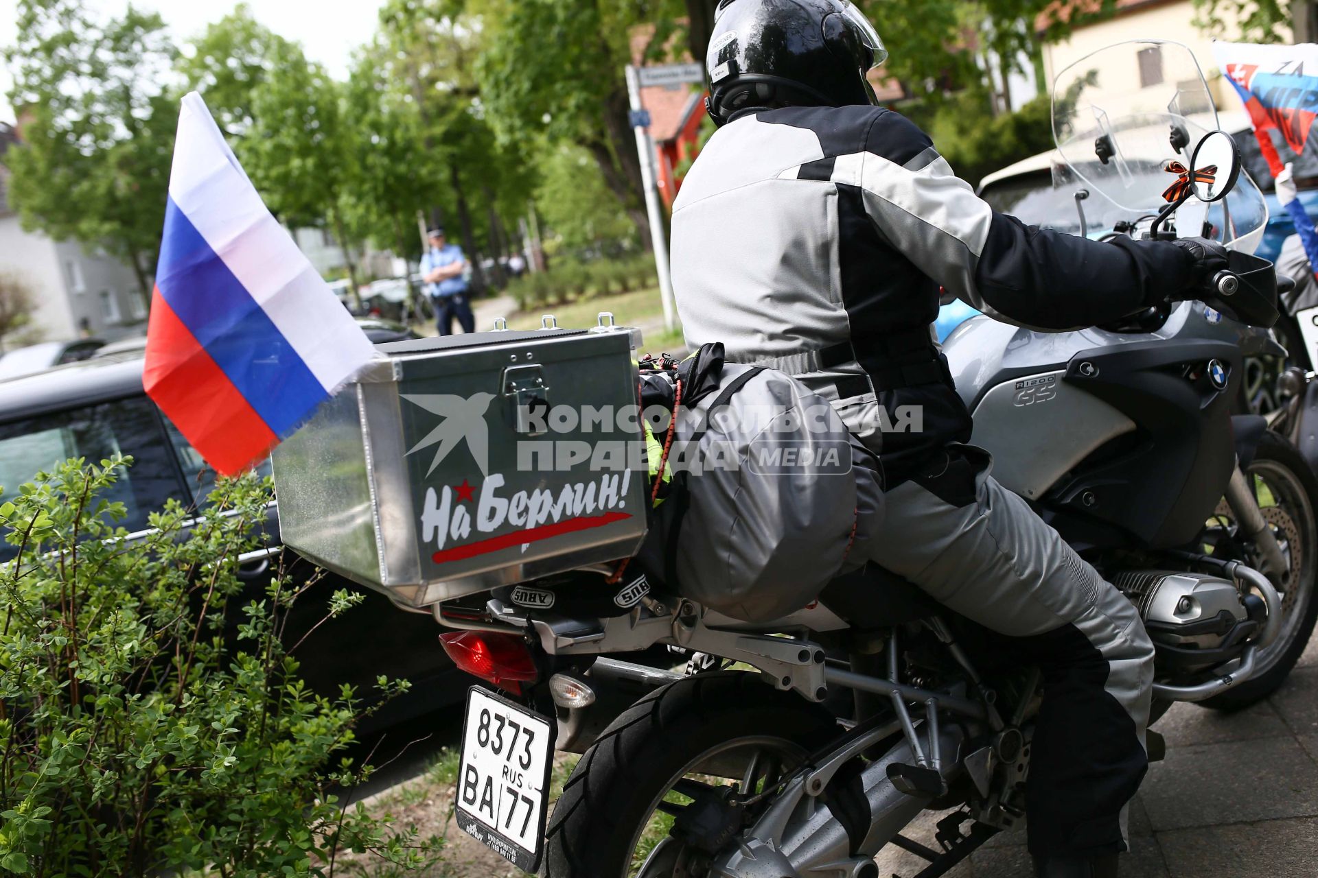 Германия. Берлин. Мотопробег `Дороги Победы`, организованный клубом `Ночные волки` в честь 70-летия Победы в Великой Отечественной войне, 8 мая достиг Берлина. Участники мотопробега посетили российско-германский музей `Берлин-Карлсхорст` и вместе с болгарскими, македонскими, сербскими и германскими байкерами возложили цветы к мемориалу советских воинов.