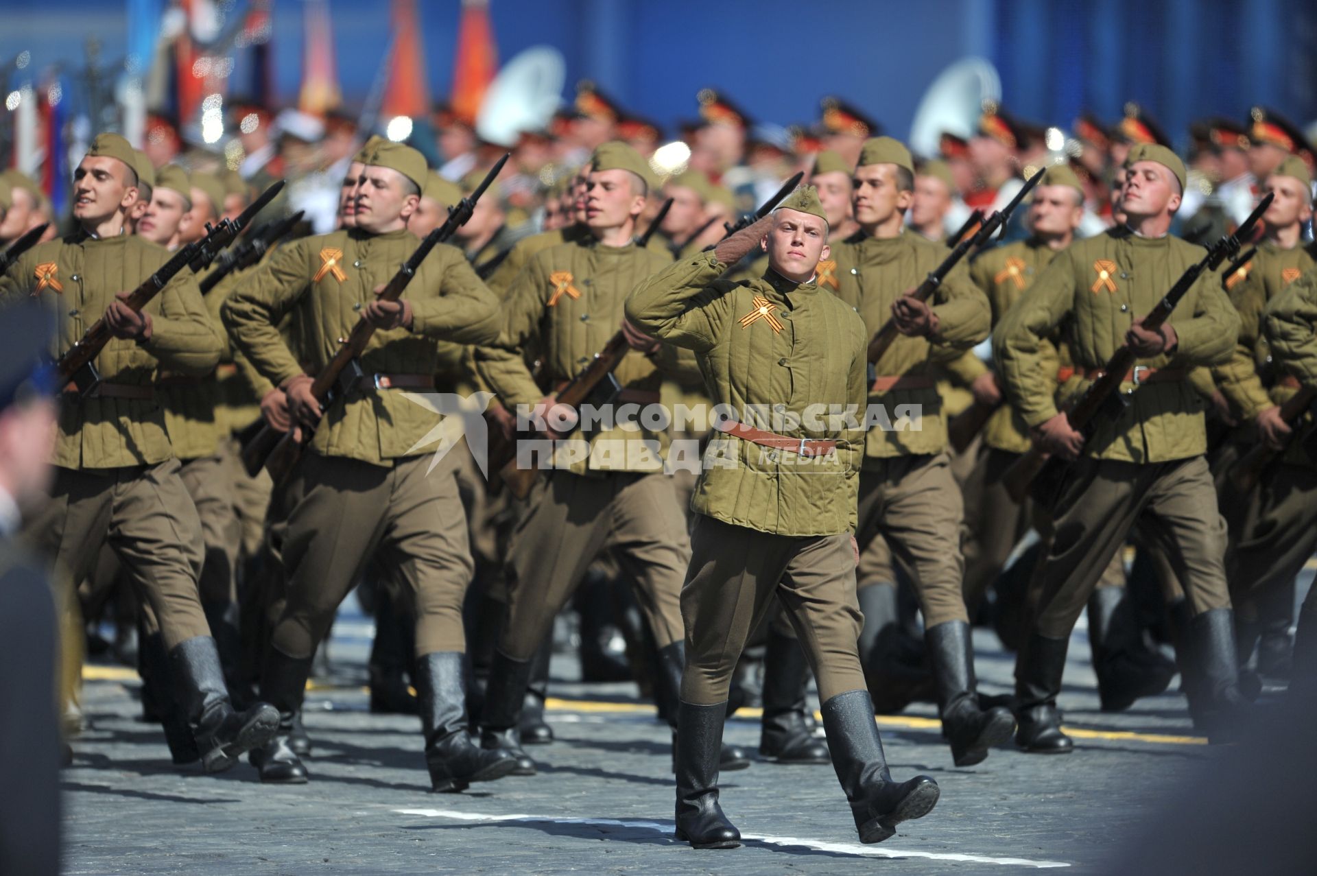 Москва. Военнослужащие в военной форме времен Великой Отечественной войны во время военного парада на Красной площади, в честь 70-летия Победы в Великой Отечественной войне.