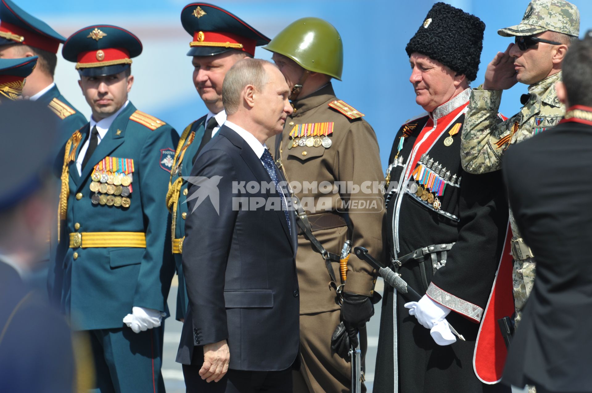 Москва. Президент РФ, Верховный Главнокомандующий Вооруженными Силами Владимир Путин приветствует командиров расчетов, участвовавших в военном параде на Красной площади, в честь 70-летия Победы в Великой Отечественной войне.