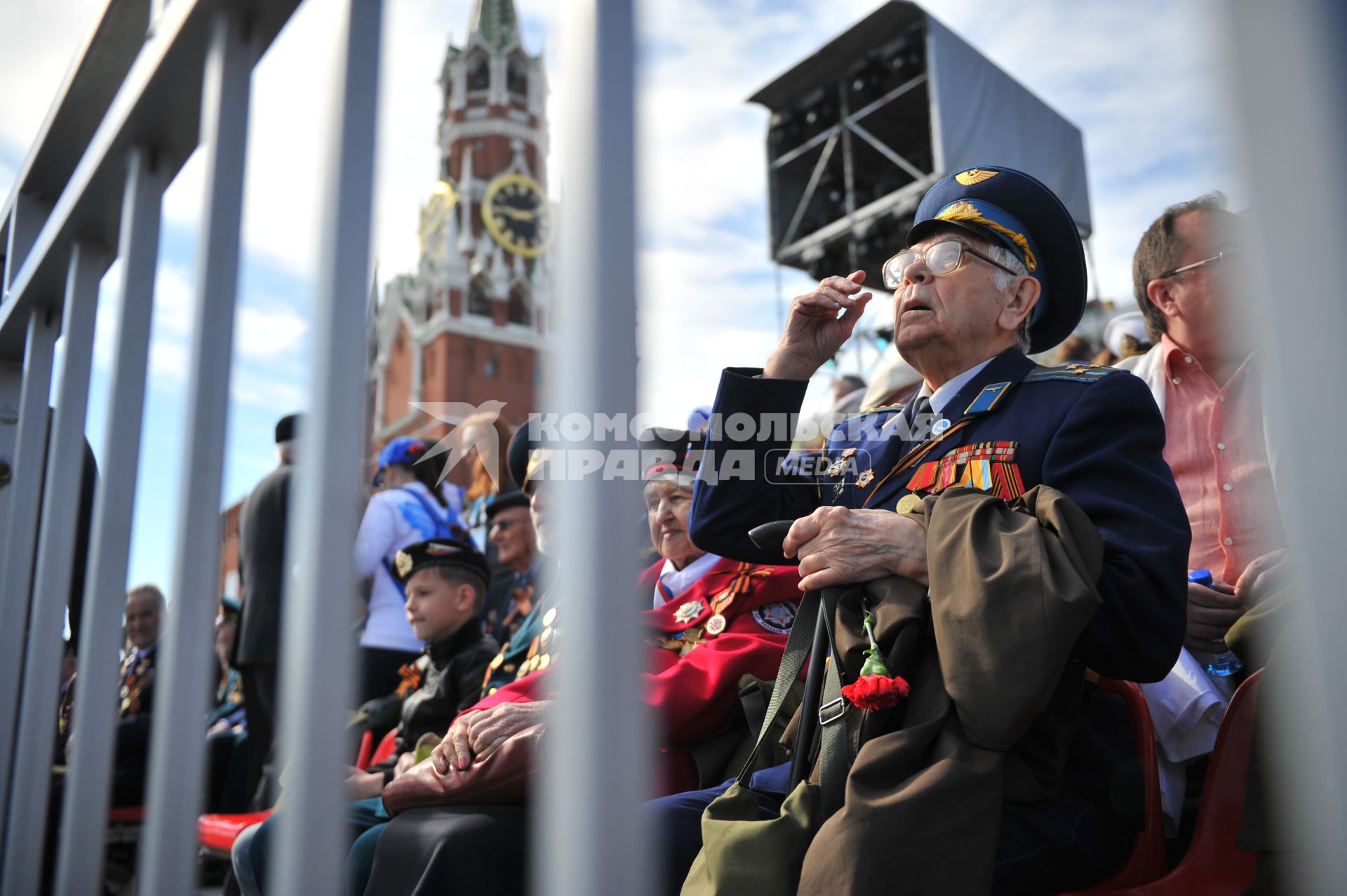 Москва. Ветераны наблюдают за военным парадом на Красной площади, в честь 70-летия Победы в Великой Отечественной войне.