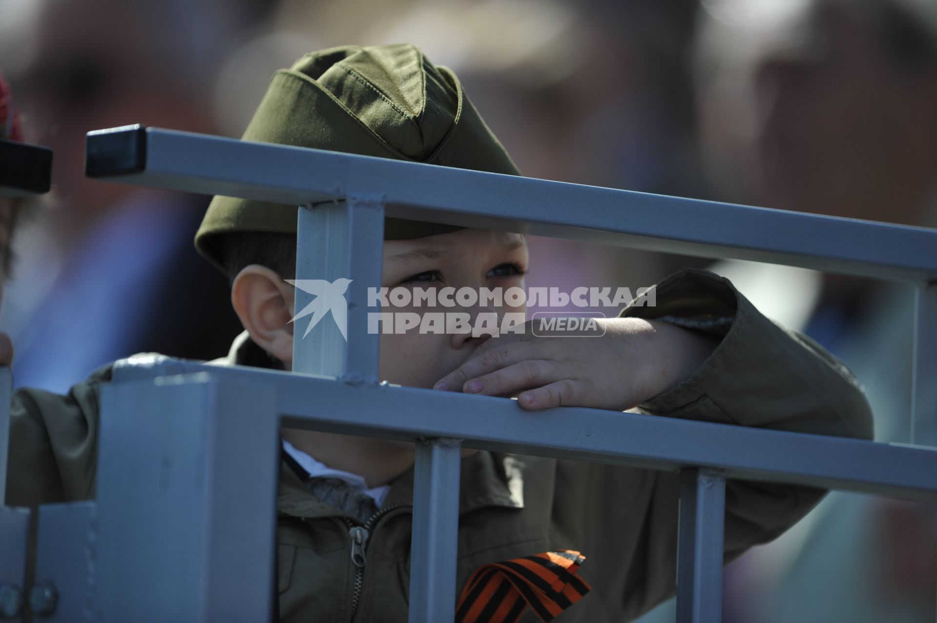 Москва. Мальчик наблюдает за военным парадом на Красной площади, в честь 70-летия Победы в Великой Отечественной войне.