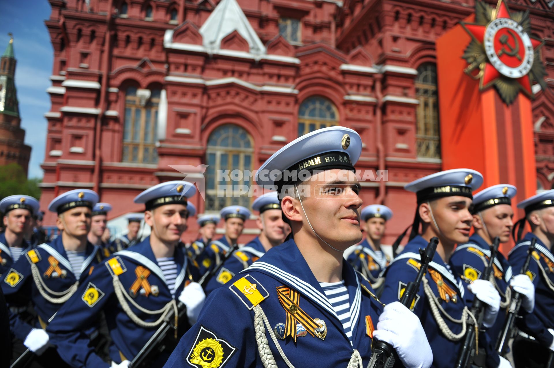 Москва. Воспитанники Государственного морского университета имени адмирала Ф. Ф. Ушакова во время военного парада на Красной площади, в честь 70-летия Победы в Великой Отечественной войне.