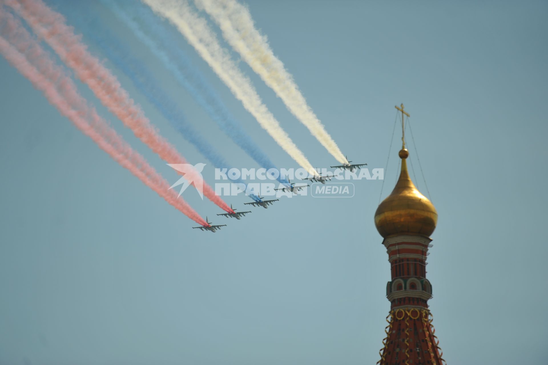 Москва. Штурмовики Су-25 во время парада авиации на Красной площади, в честь 70-летия Победы в Великой Отечественной войне.