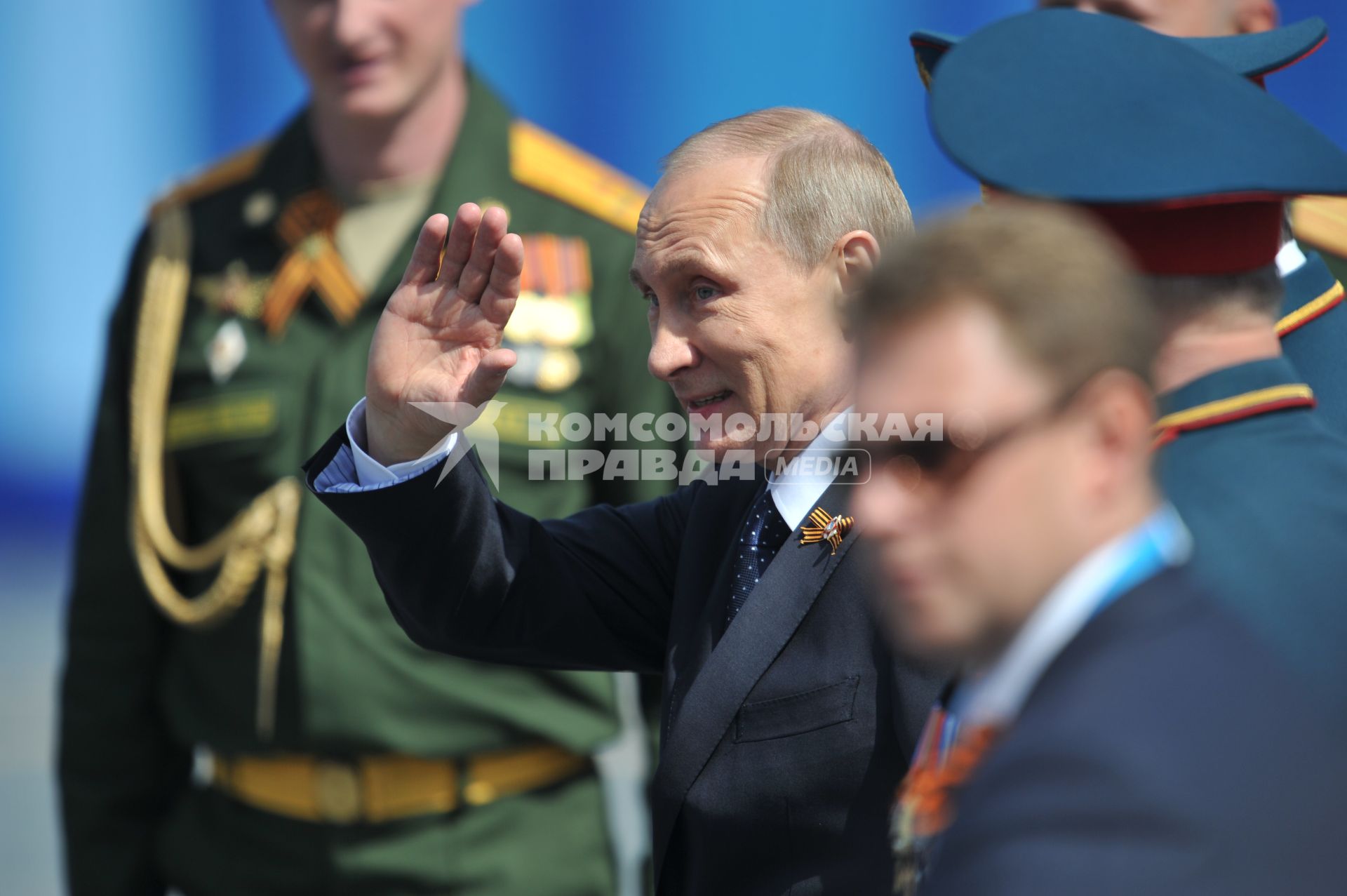 Москва. Президент РФ, Верховный Главнокомандующий Вооруженными Силами Владимир Путин приветствует гостей военного парада на Красной площади, в честь 70-летия Победы в Великой Отечественной войне.