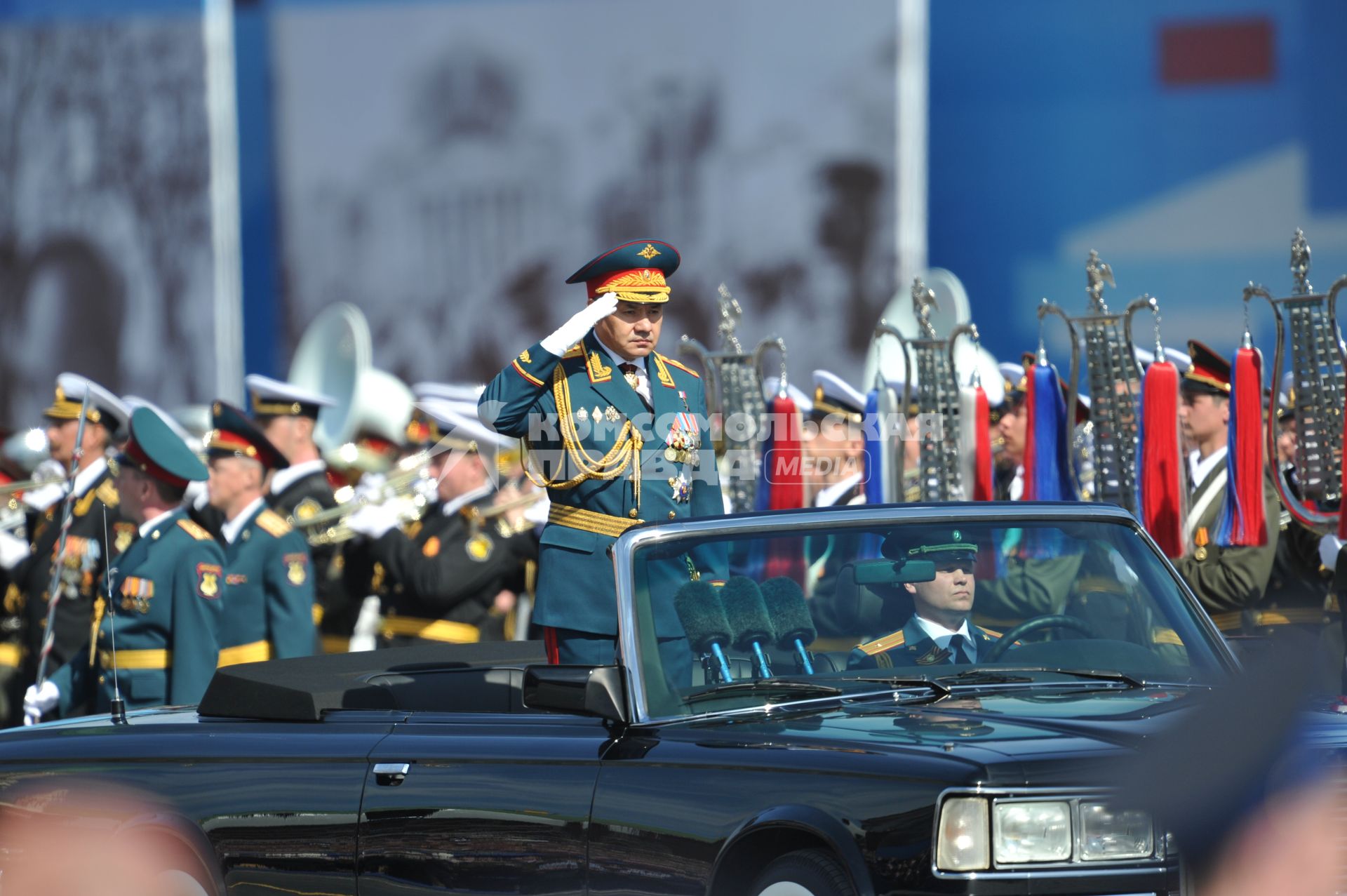 Москва. Министр обороны РФ, генерал армии Сергей Шойгу на автомобиле ЗИЛ во время  Парада на Красной площади, в честь 70-летия Победы в Великой Отечественной войне.