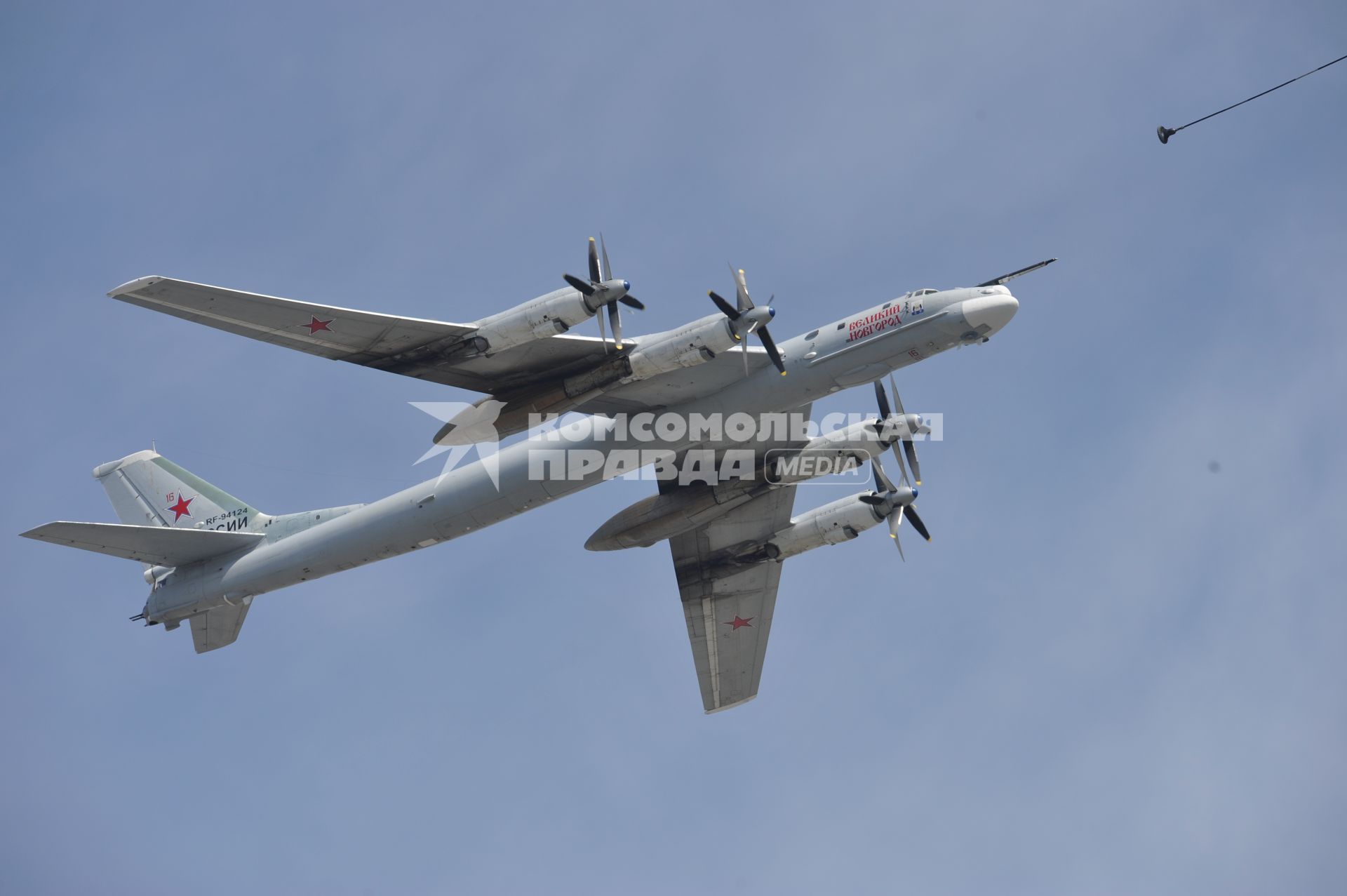 Москва. Стратегический бомбардировщик-ракетоносец Ту-95МС во время парада авиации на Красной площади, в честь 70-летия Победы в Великой Отечественной войне.