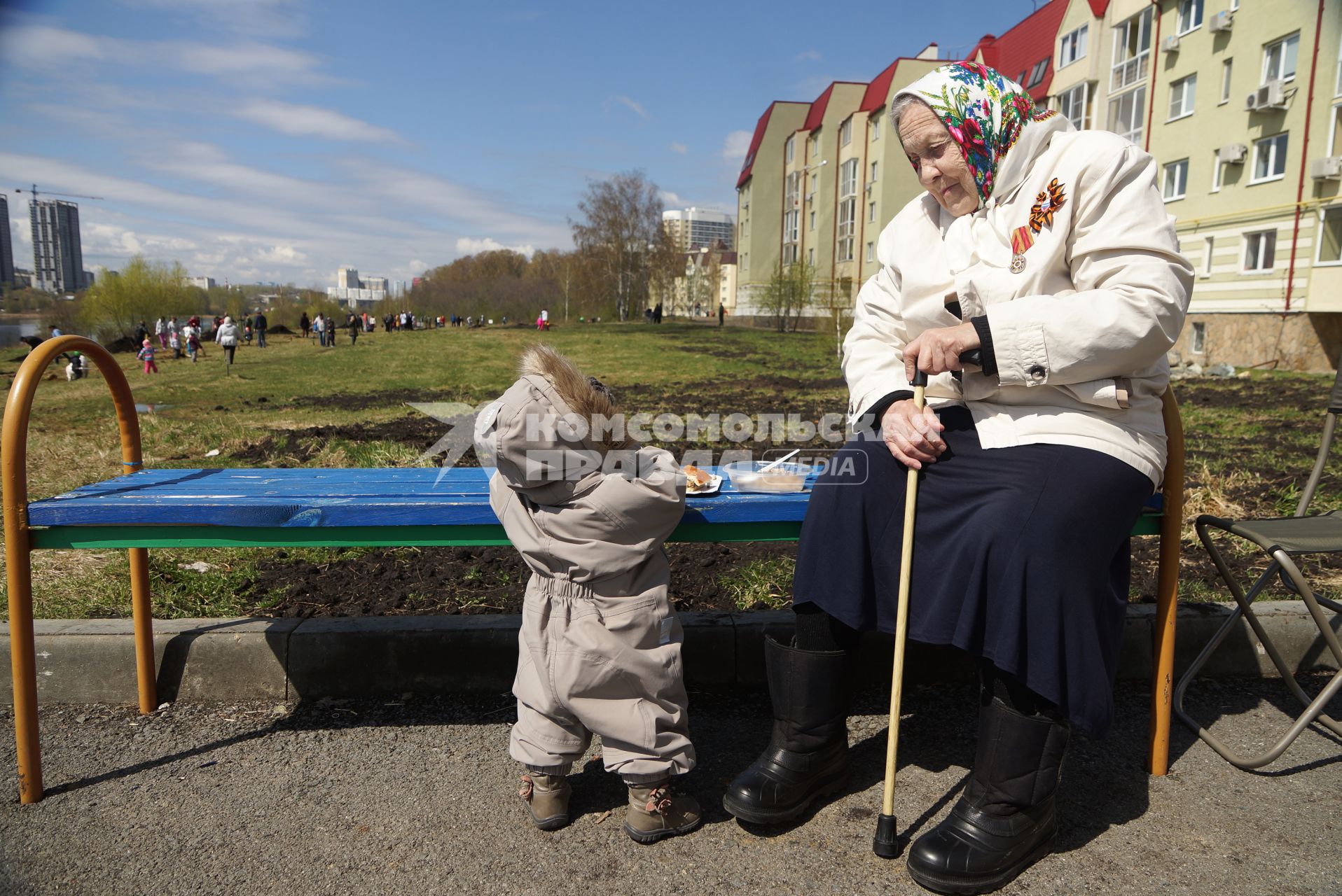 Бабушка-ветеран гуляет с внуком на аллее. Екатеринбург