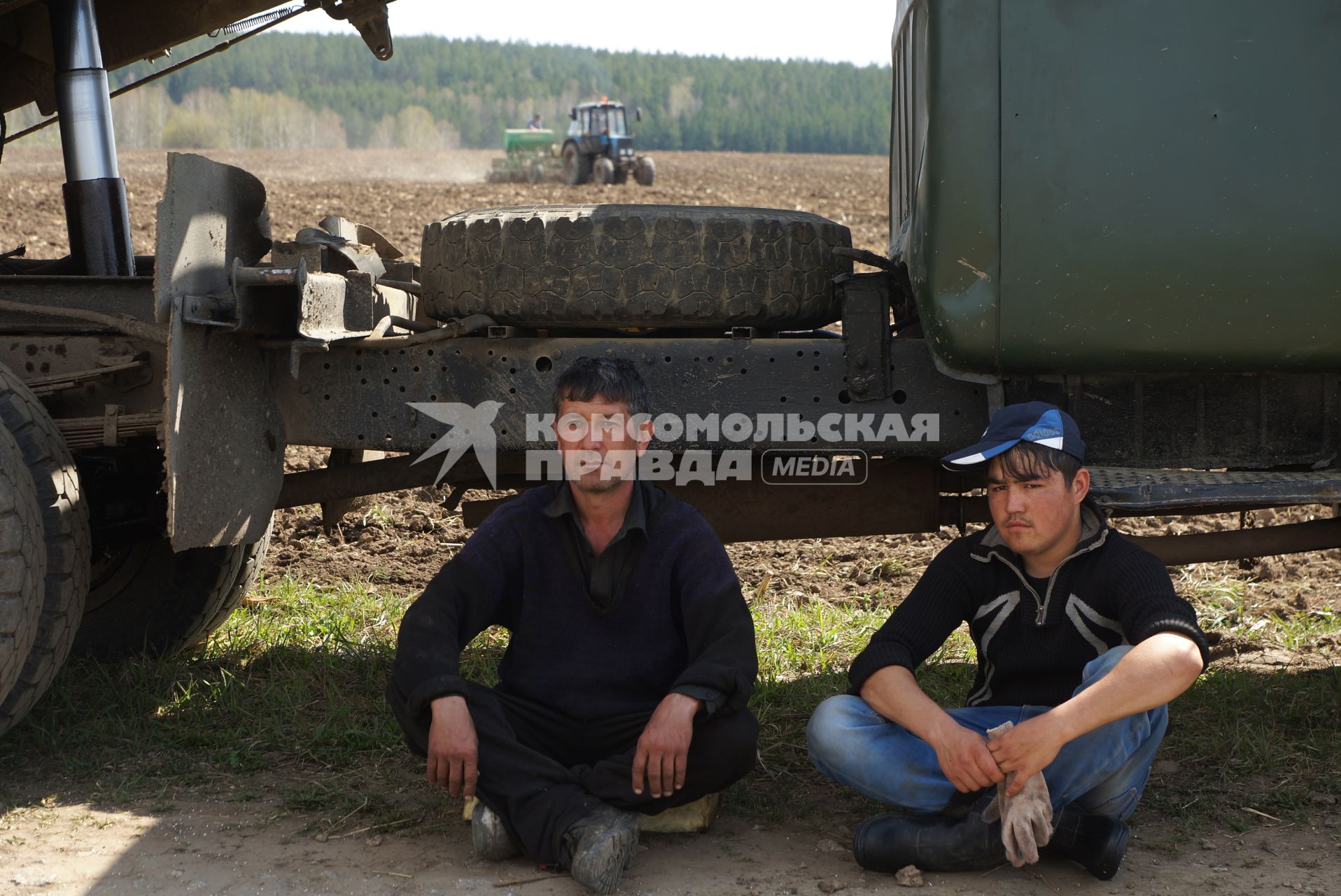 Рабочие сидят у грузовика с удобрениями, во время сева картофеля. Сельскохозяйственный производственный кооператив «Битимский». Свердловская область
