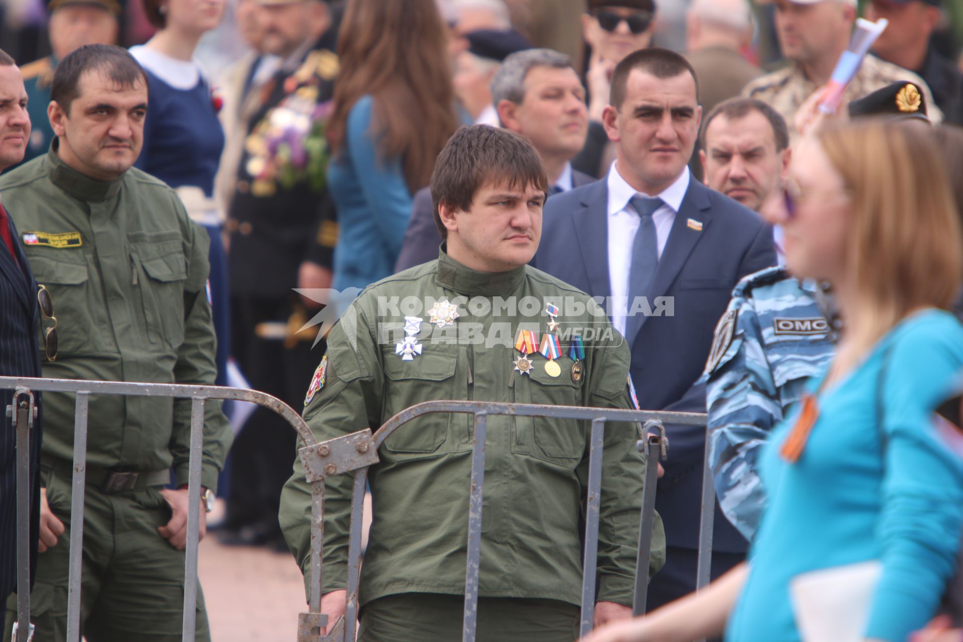 Украина. Донецк. Участники парада, посвященного годовщине проведения референдума о самоопределении Донецкой Народной Республики, во время праздничного шествия по улице Артема.