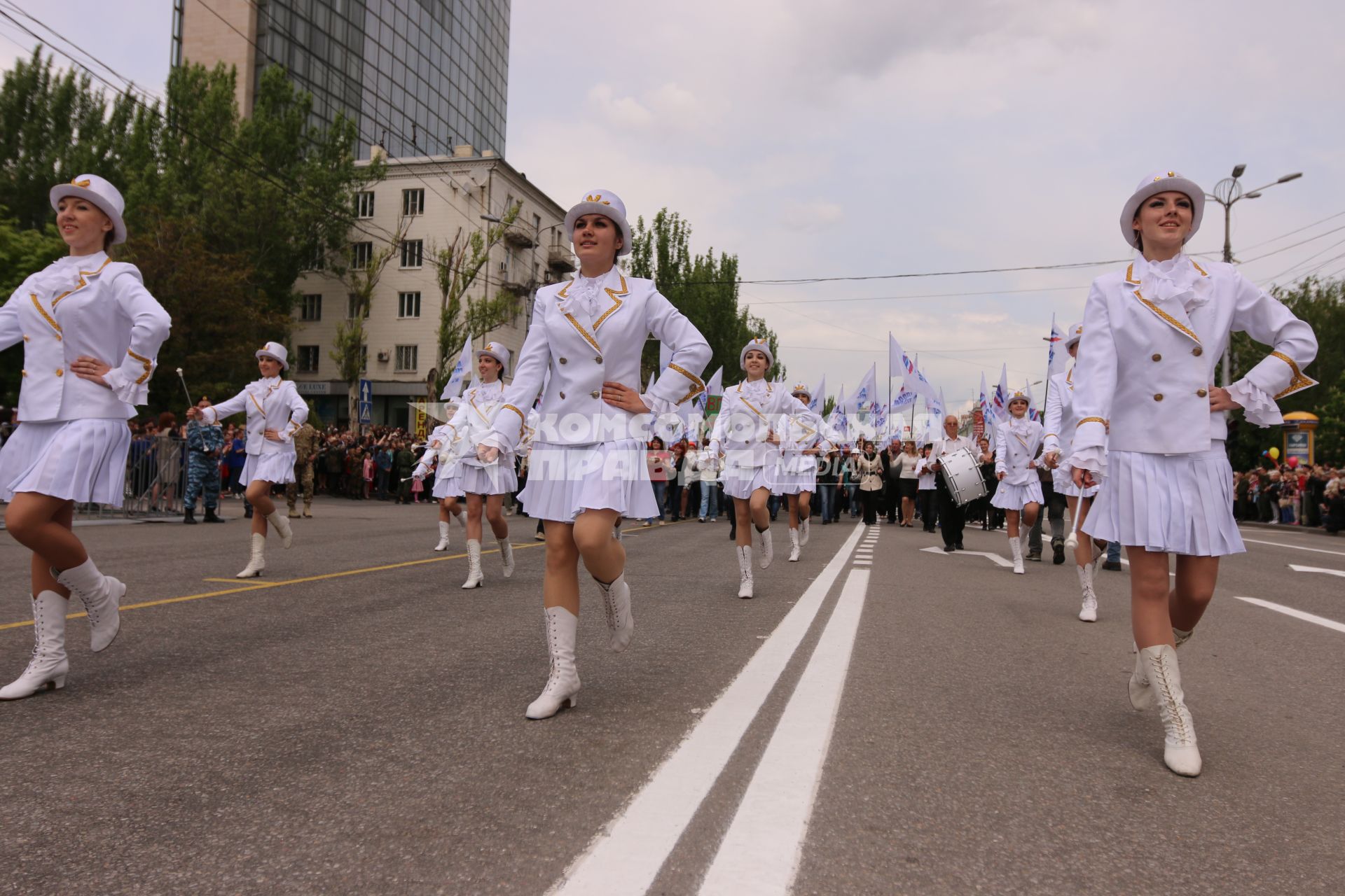 Украина. Донецк. Участники парада, посвященного годовщине проведения референдума о самоопределении Донецкой Народной Республики, во время праздничного шествия по улице Артема.