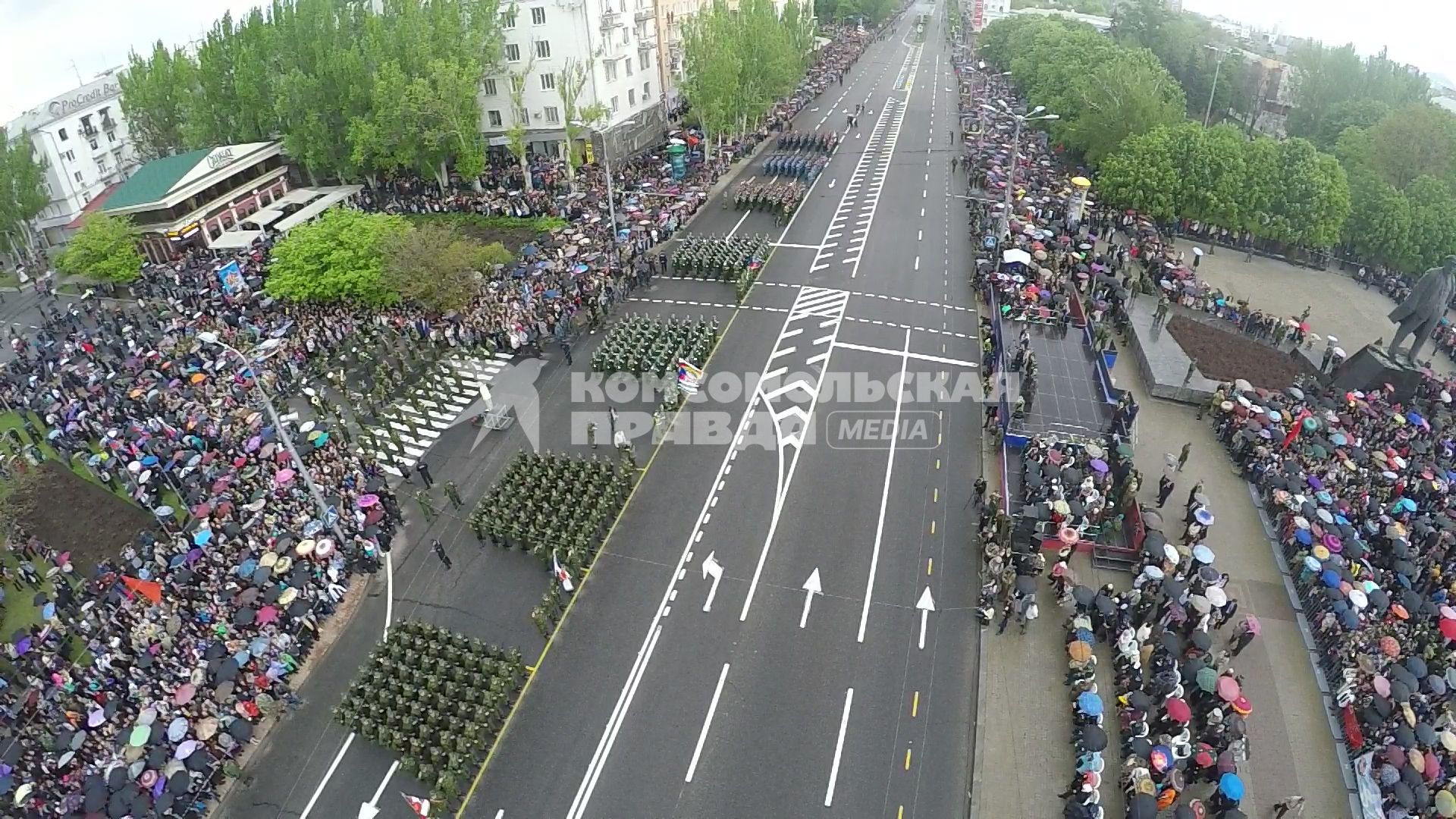 Украина. Донецк. Военный парад, посвященный 70-ой  годовщине Победы в Великой Отечественной войне на улице Артема.