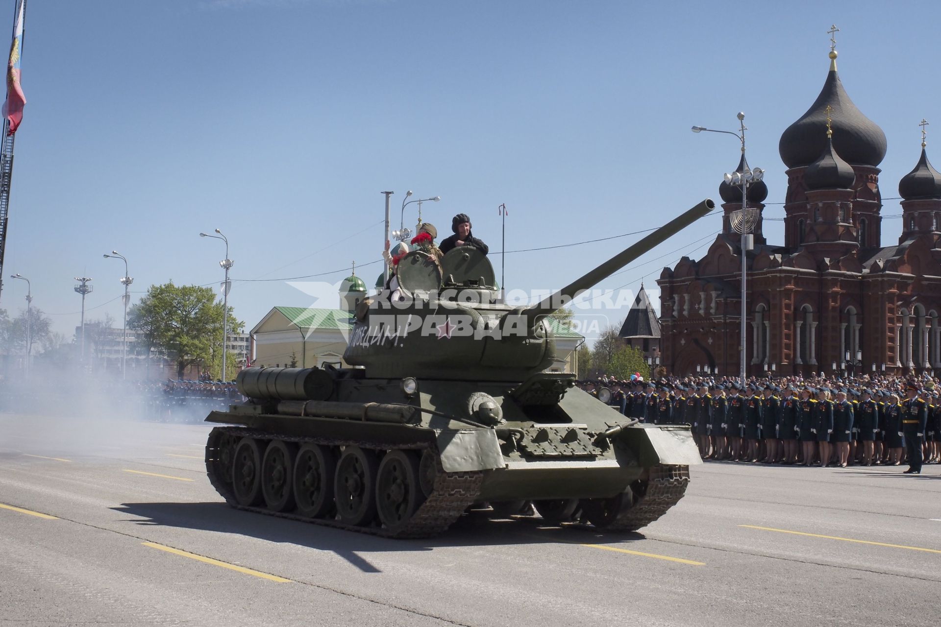 Тула. Танк Т-34 во время парада Победы на площади Ленина, посвященном 70-летию Победы в Великой Отечественной войне.