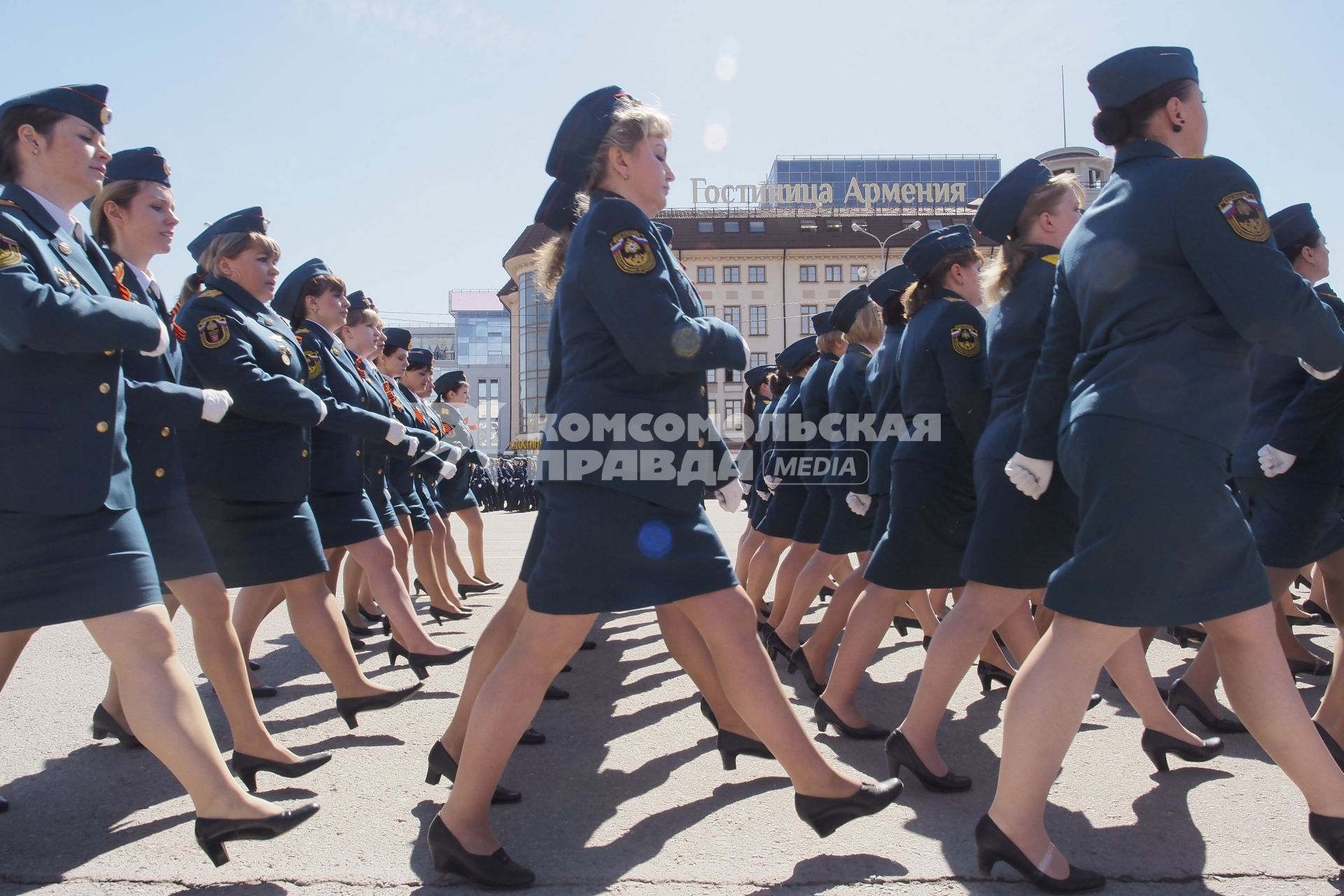 Тула. Женщины-военнослужащие Главного управления МЧС России по Тульской области во время парада Победы на площади Ленина, посвященном 70-летию Победы в Великой Отечественной войне.