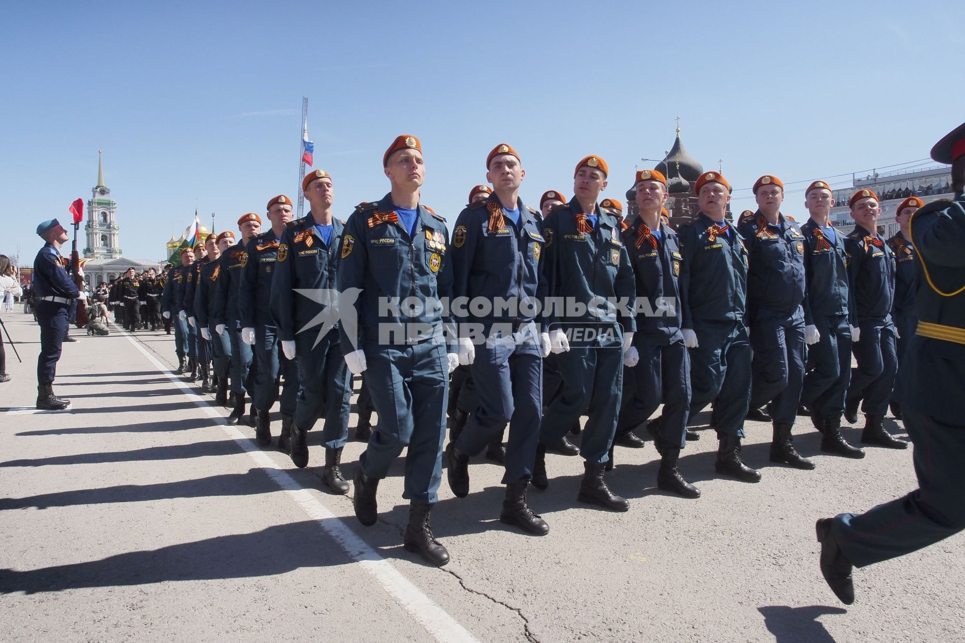 Тула. Военнослужащие 996-го Спасательного центра МЧС России во время парада Победы на площади Ленина, посвященном 70-летию Победы в Великой Отечественной войне.