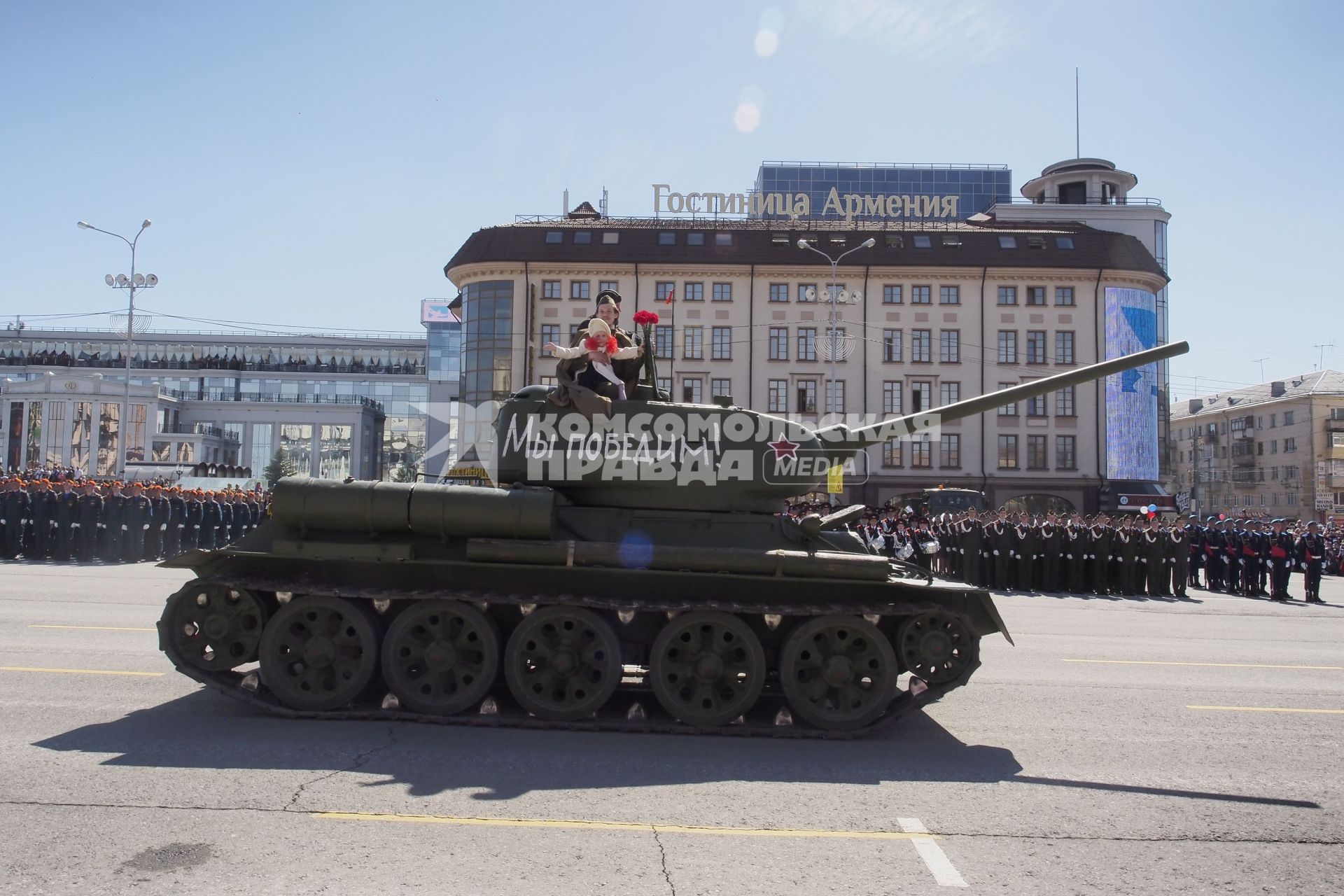 Тула. Танк Т-34 во время парада Победы на площади Ленина, посвященном 70-летию Победы в Великой Отечественной войне.