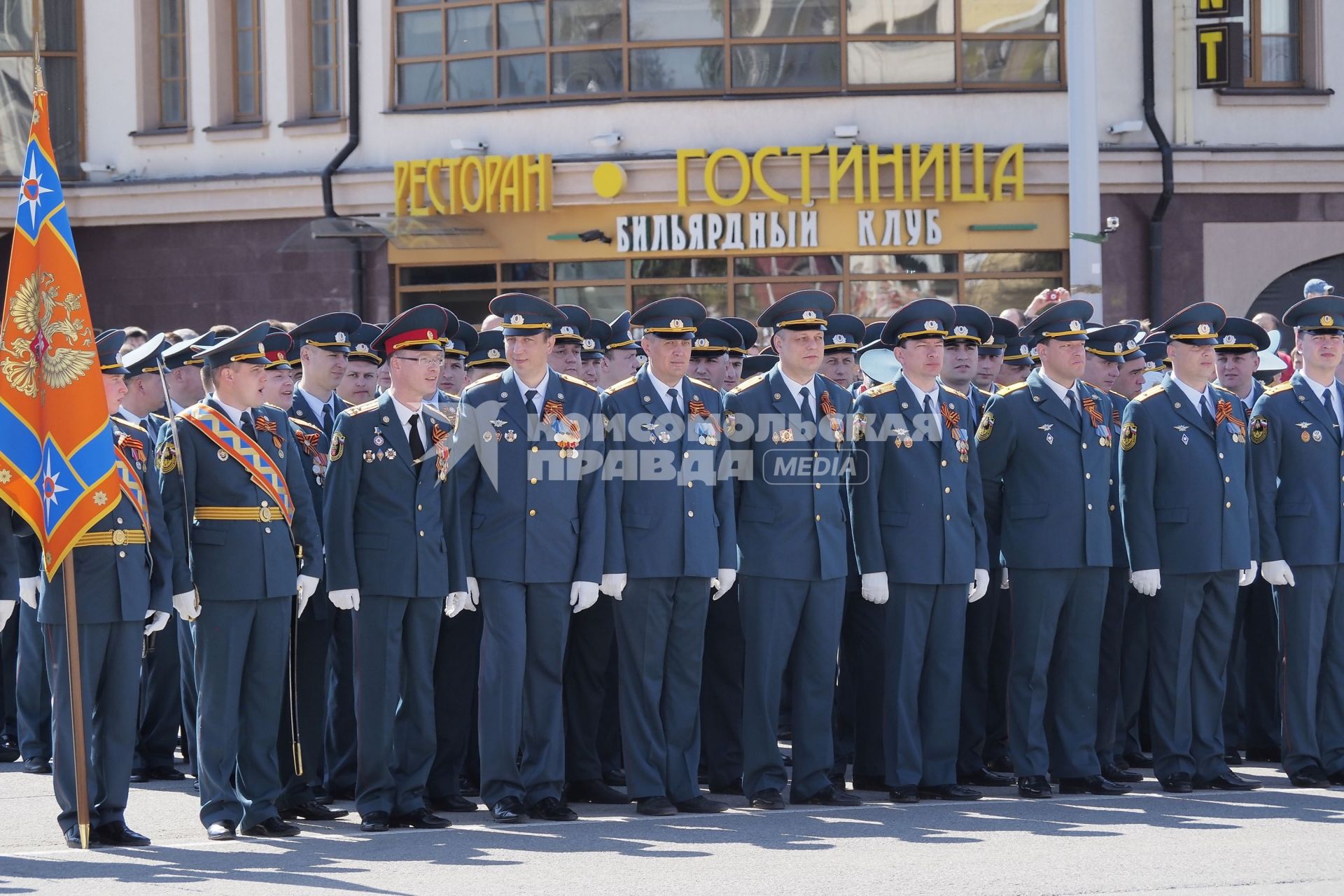 Тула. Военнослужащие Главного управления МЧС России по Тульской области во время парада Победы на площади Ленина, посвященном 70-летию Победы в Великой Отечественной войне.