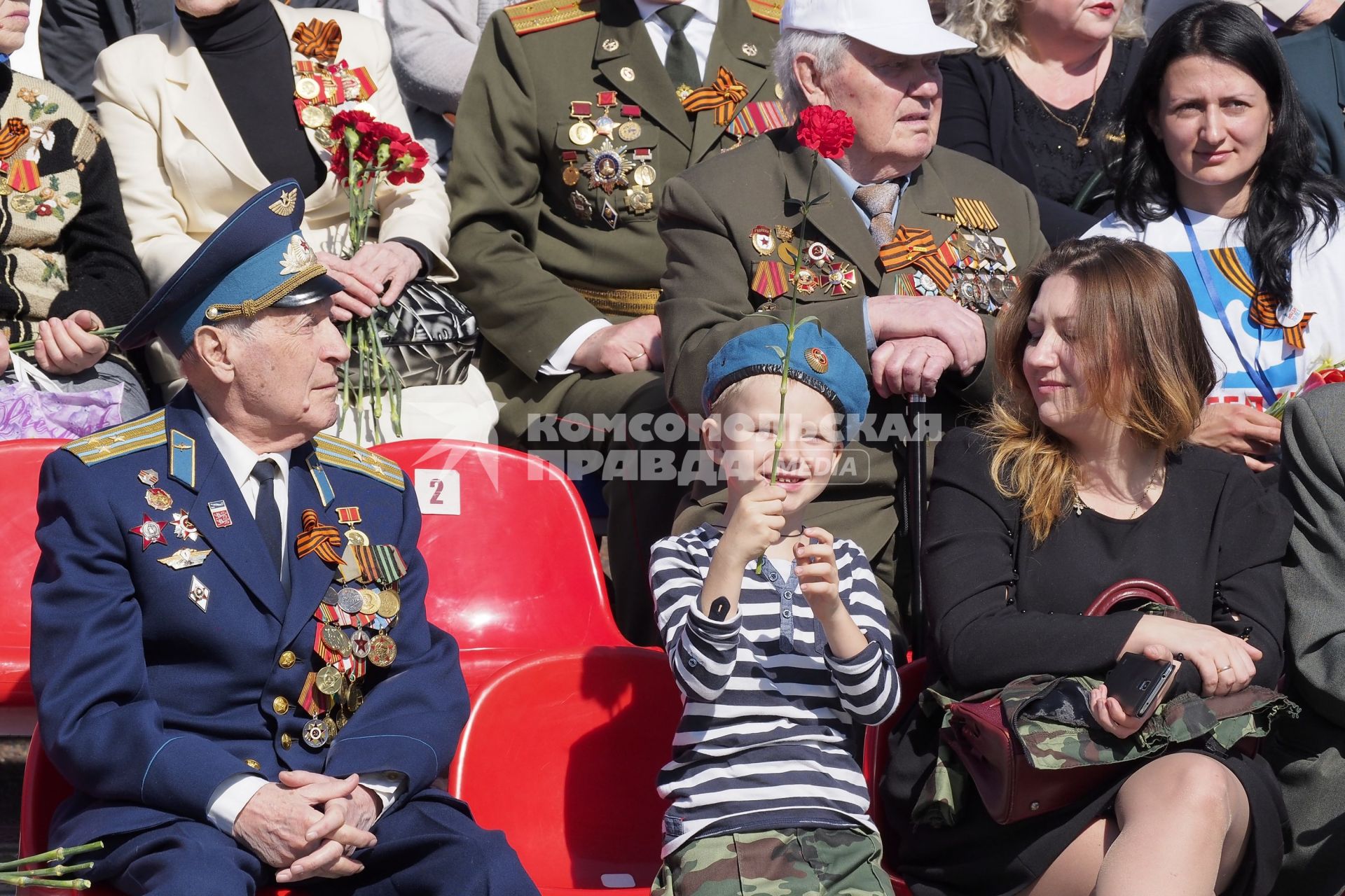 Тула. Зрители наблюдают за парадом Победы на площади Ленина, посвященном 70-летию Победы в Великой Отечественой войне.