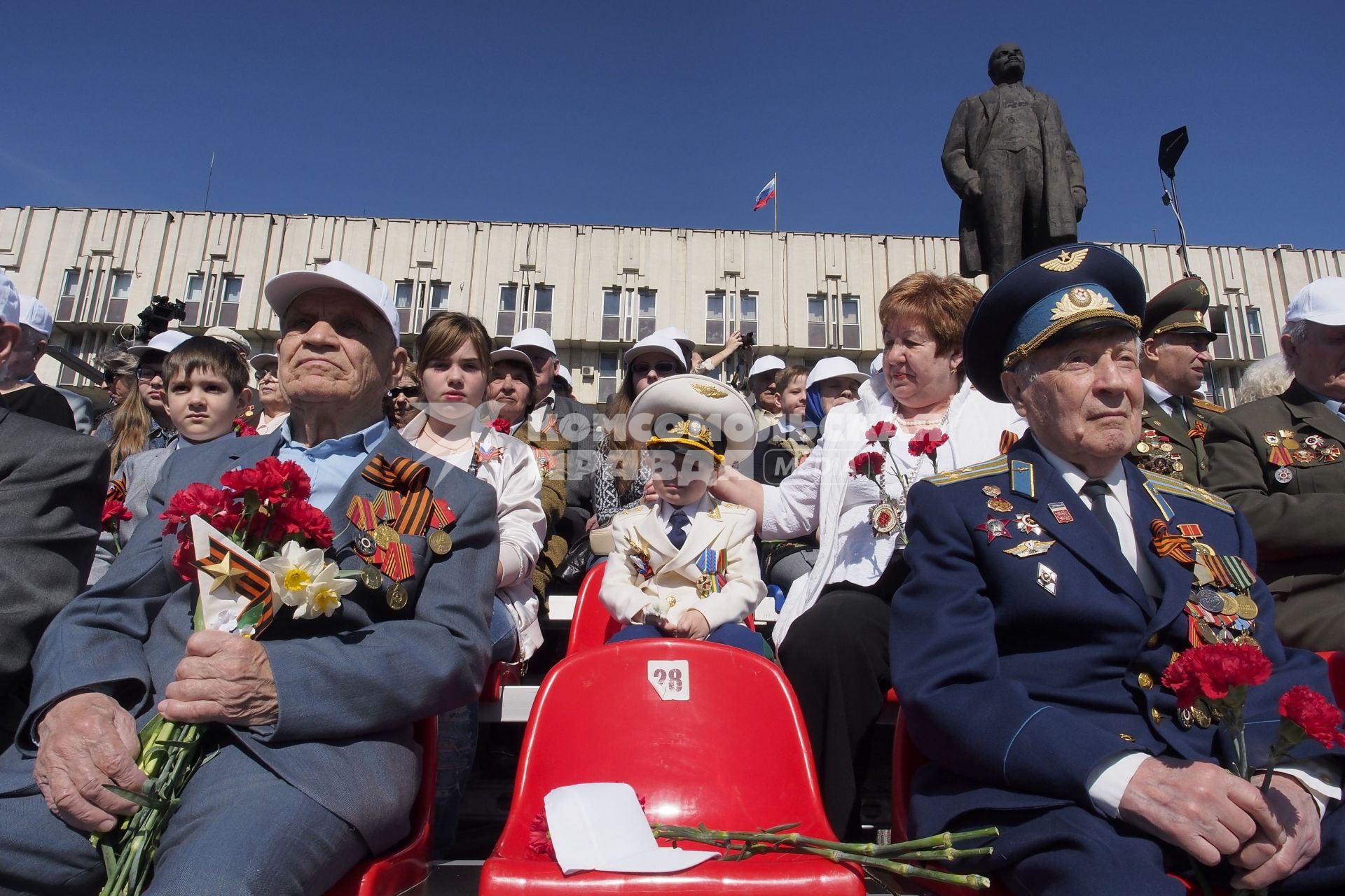 Тула. Зрители наблюдают за парадом Победы на площади Ленина, посвященном 70-летию Победы в Великой Отечественой войне.