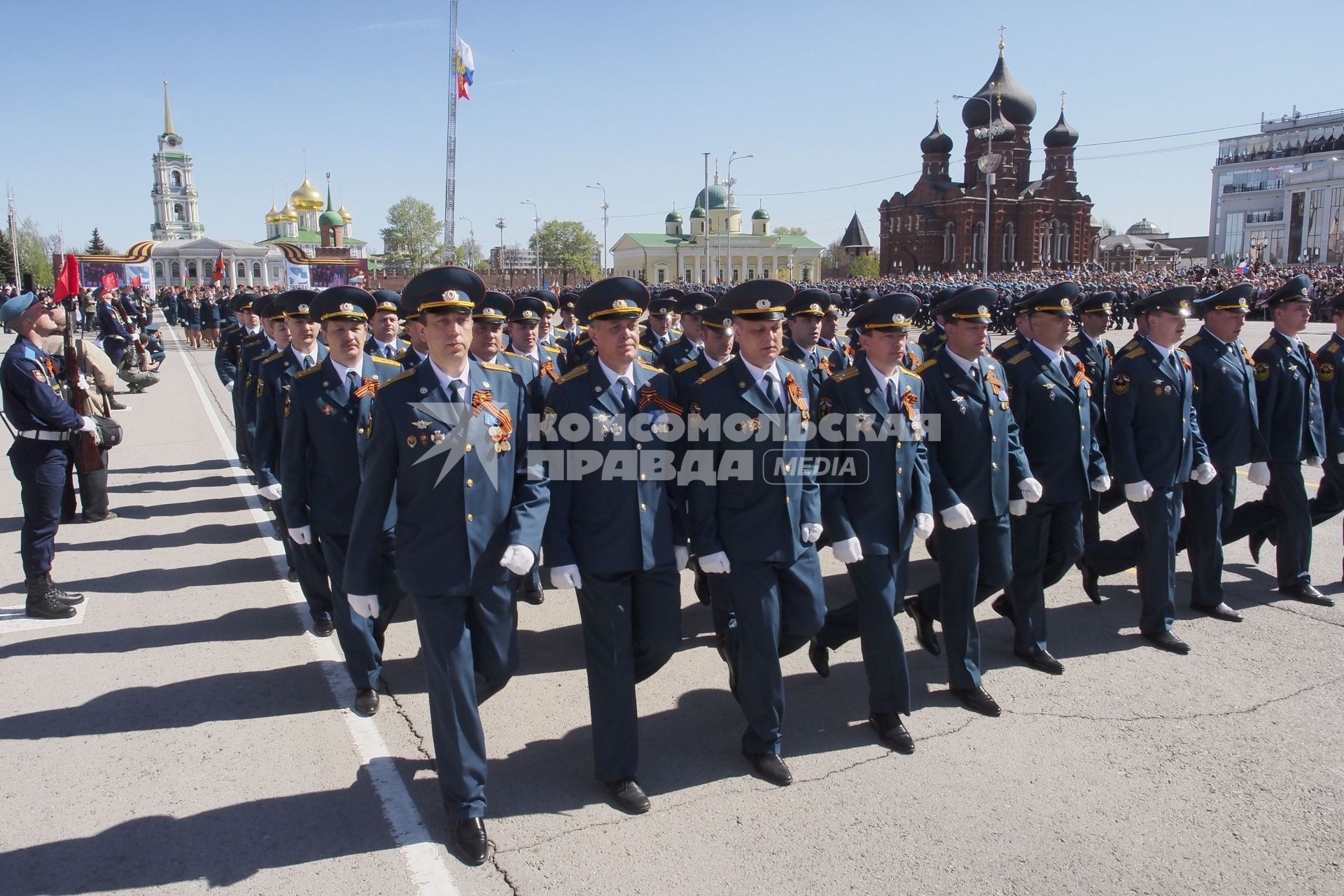 Тула. Военнослужащие Главного управления МЧС России по Тульской области во время парада Победы на площади Ленина, посвященном 70-летию Победы в Великой Отечественной войне.