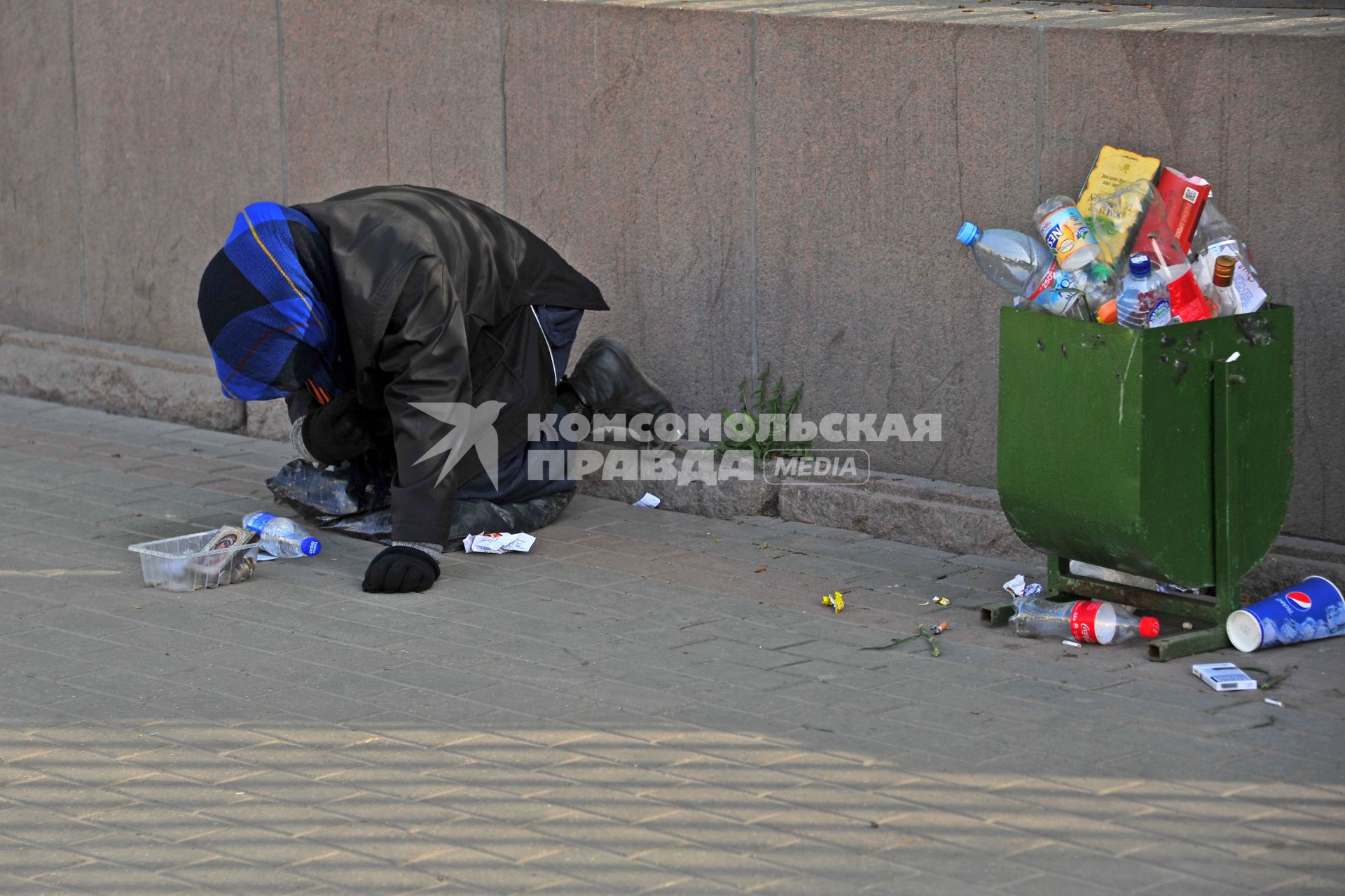 Женщина просит милостыню на улице в Москве.