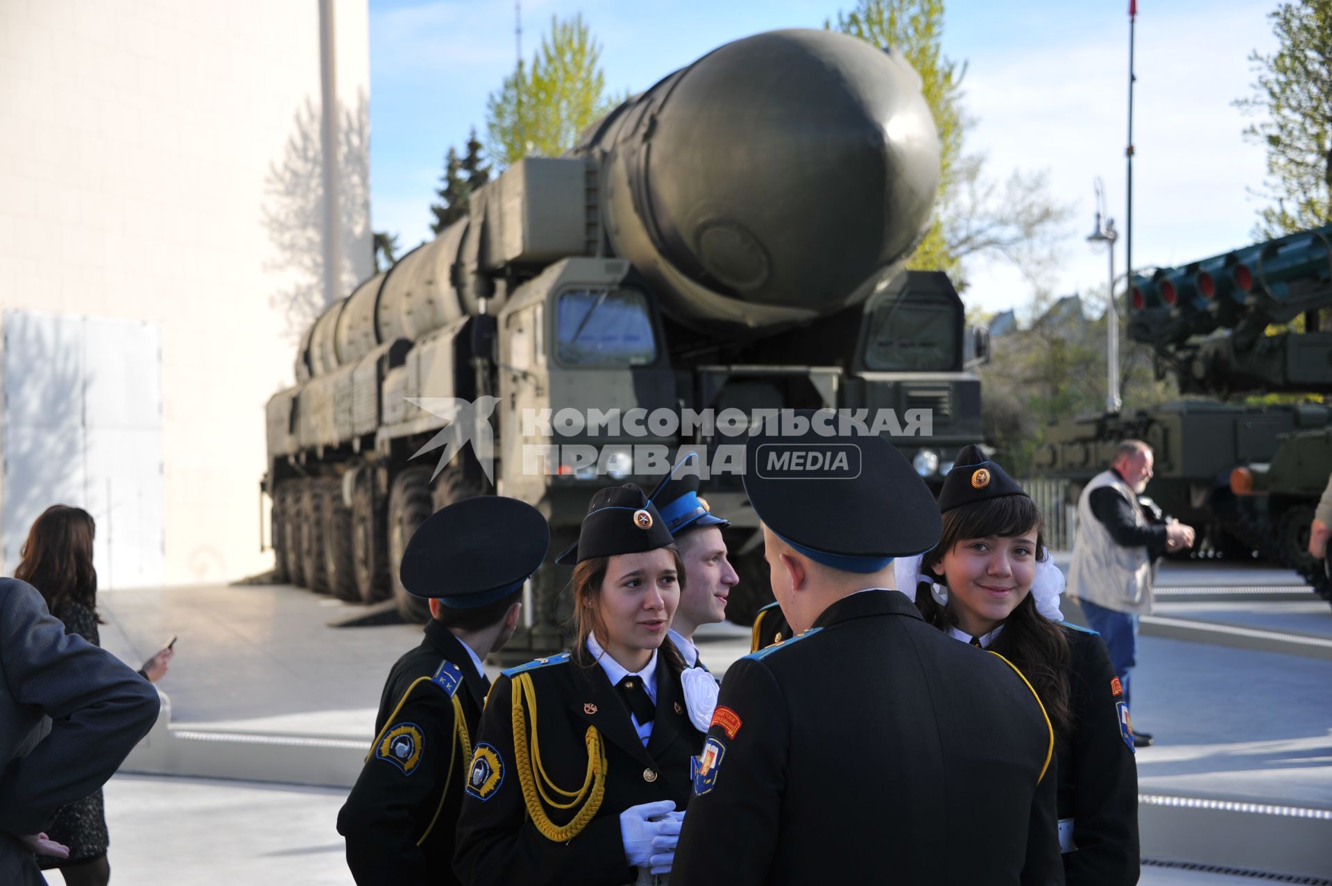 Пусковая установка `Тополь` с транспортно-пусковым контейнером во время выставки образцов российского вооружения на ВДНХ в Москве.