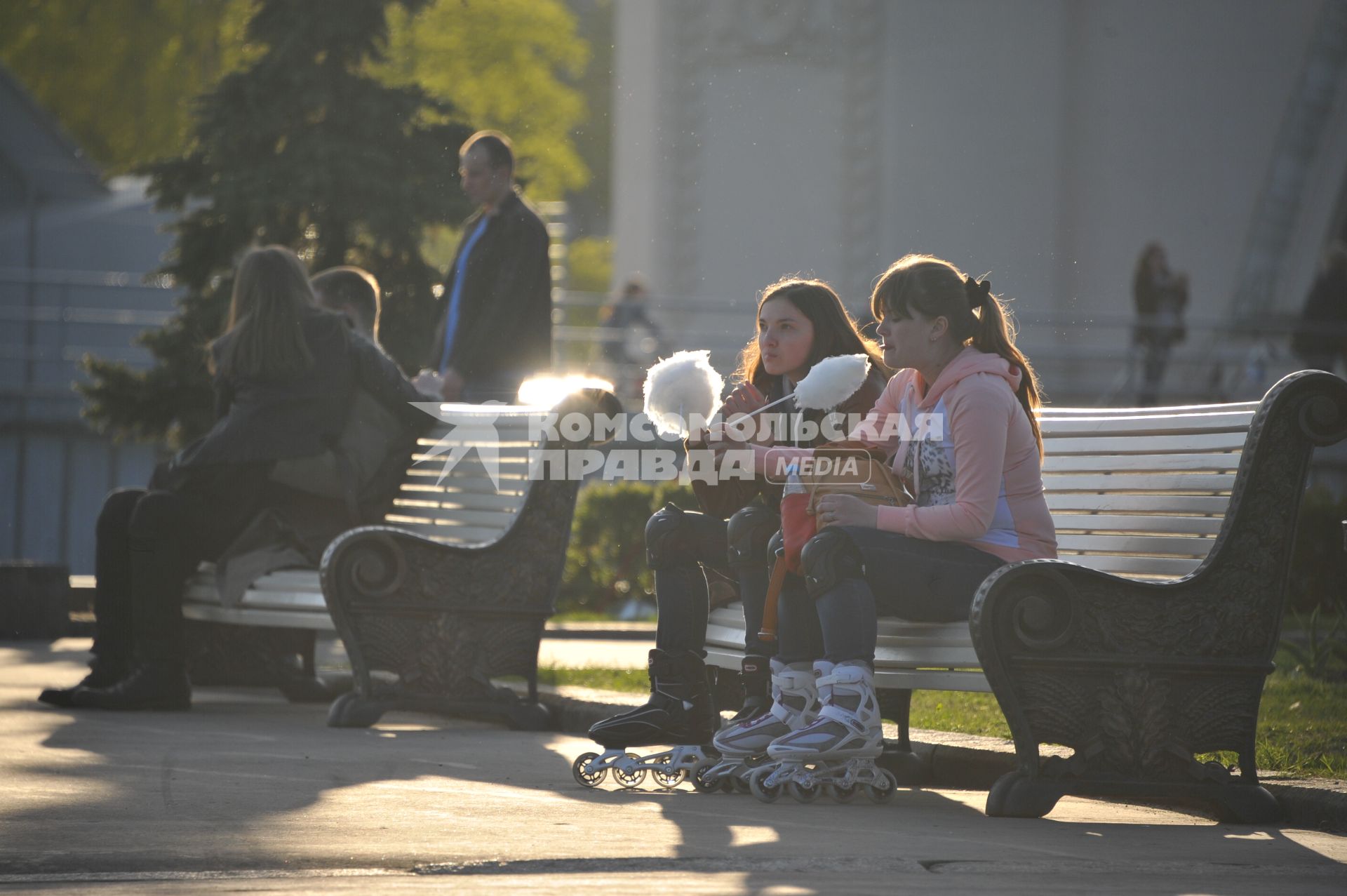 Посетители ВДНХ в Москве.