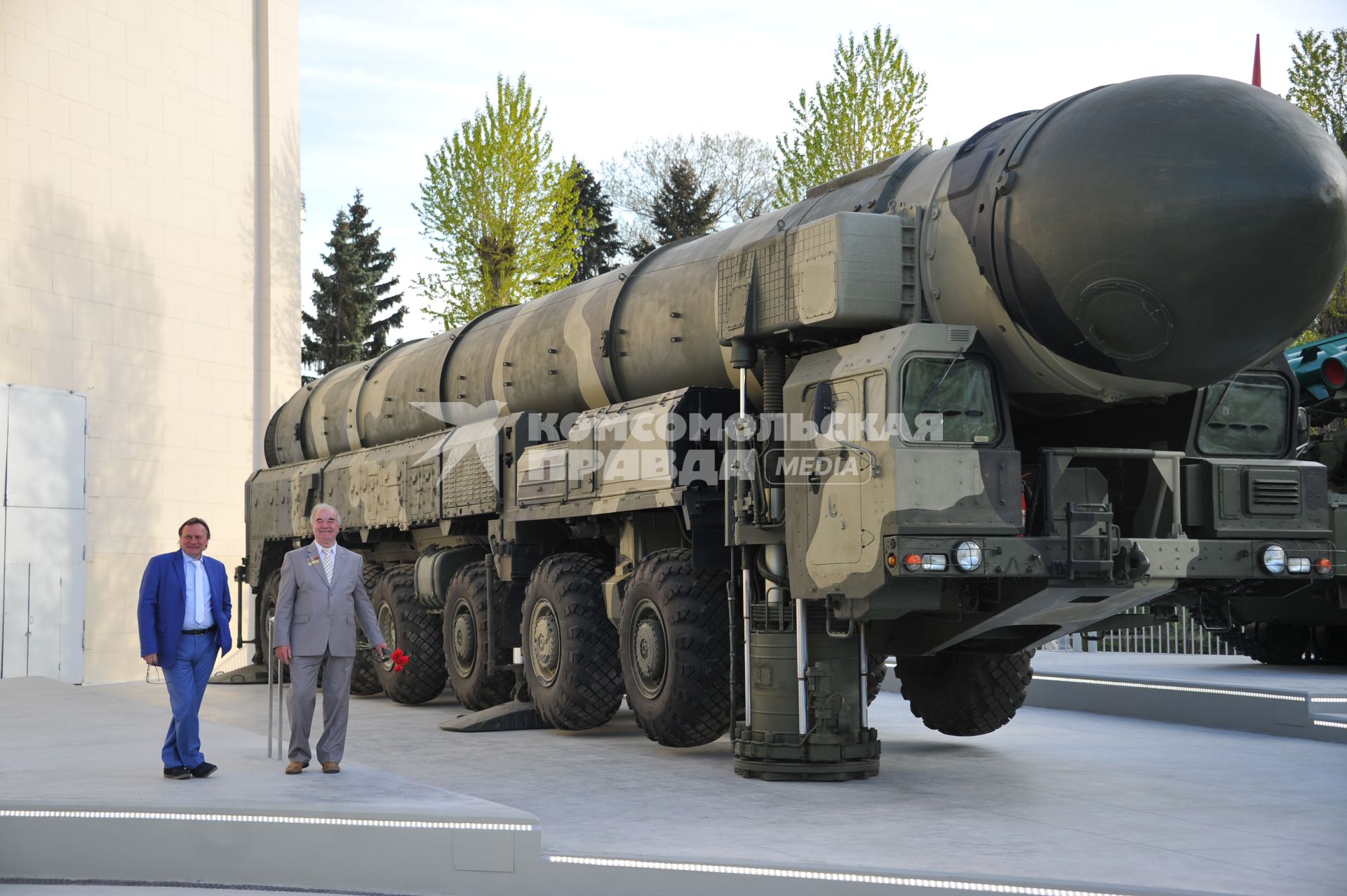 Пусковая установка `Тополь` с транспортно-пусковым контейнером во время выставки образцов российского вооружения на ВДНХ в Москве.