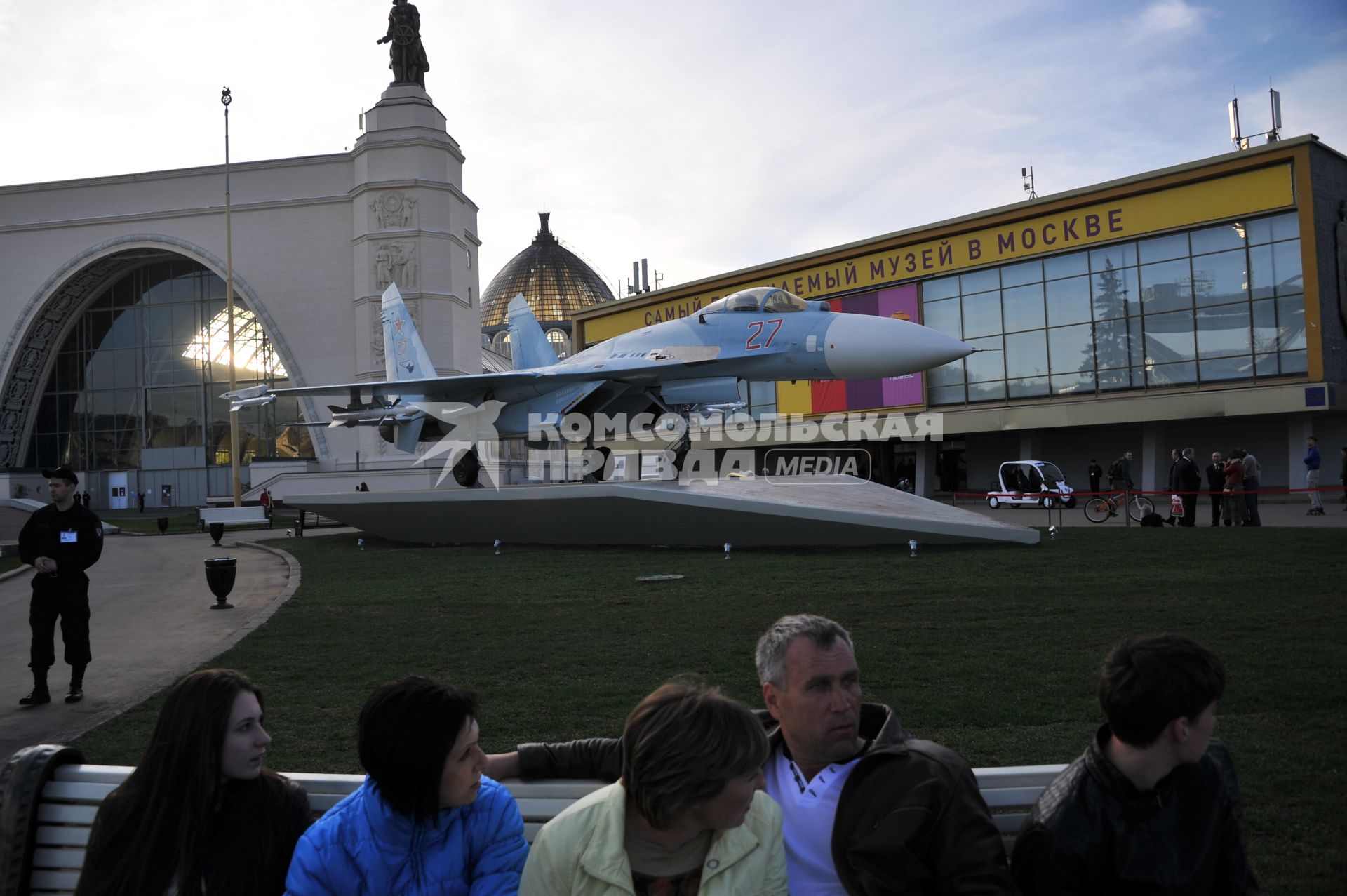 Транспортно-десантный вертолет Ми-8Т во время выставки образцов российского вооружения на ВДНХ в Москве.