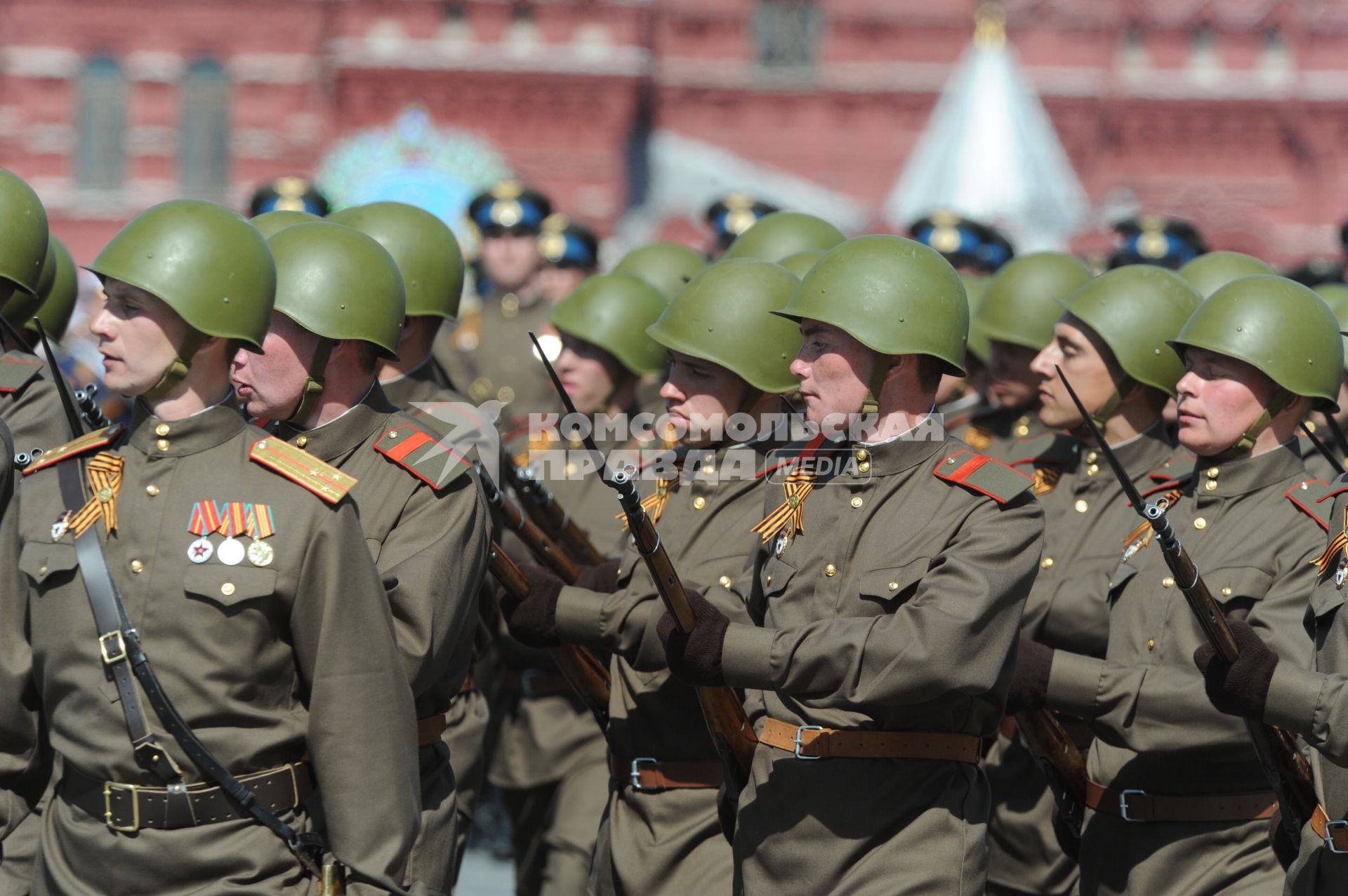 Москва. Военнослужащие в военной форме времен Великой Отечественной войны во время военного парада на Красной площади, в честь 70-летия Победы в Великой Отечественной войне.