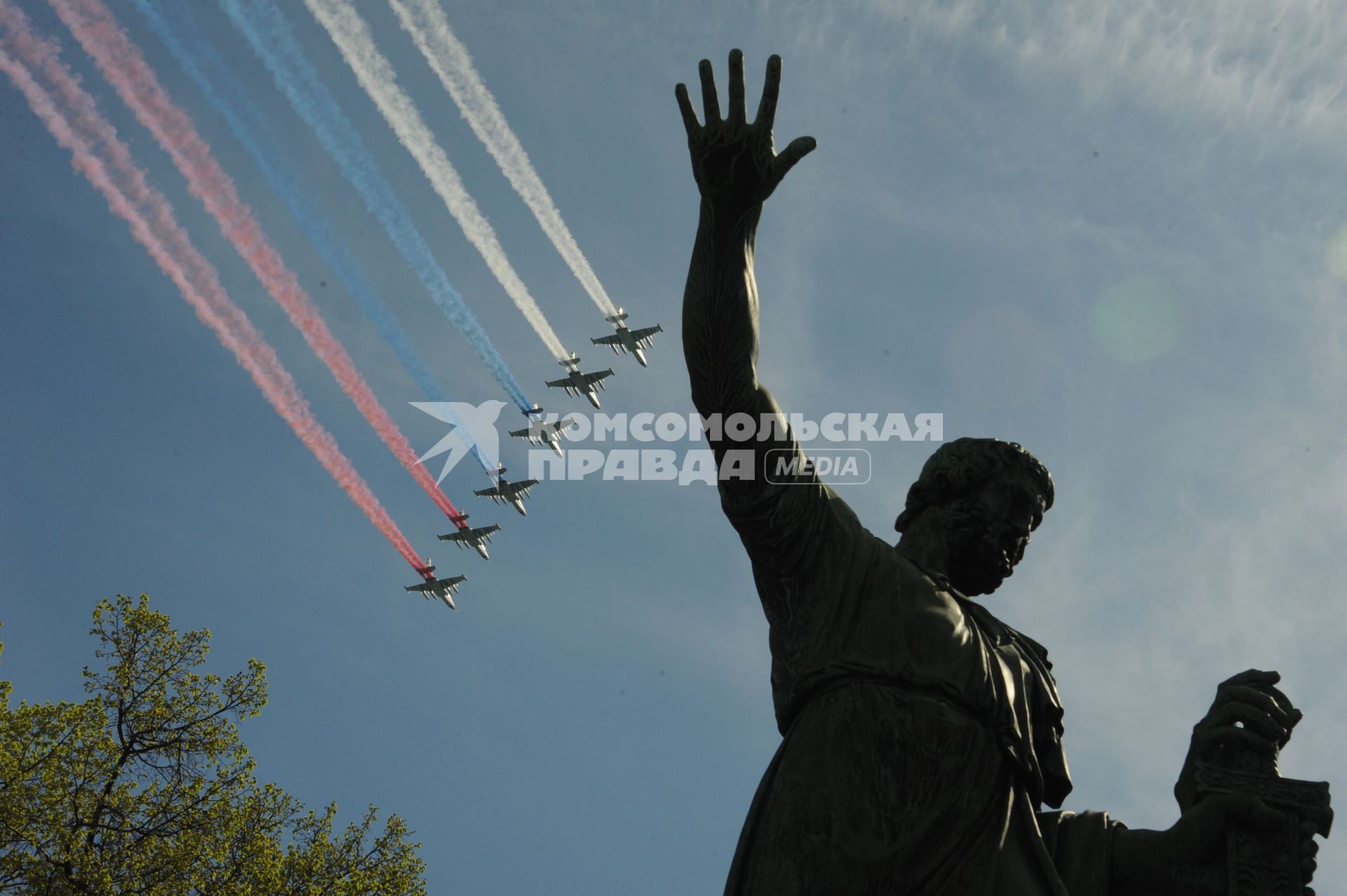 Москва. Штурмовики Су-25 во время парада авиации на Красной площади, в честь 70-летия Победы в Великой Отечественной войне.