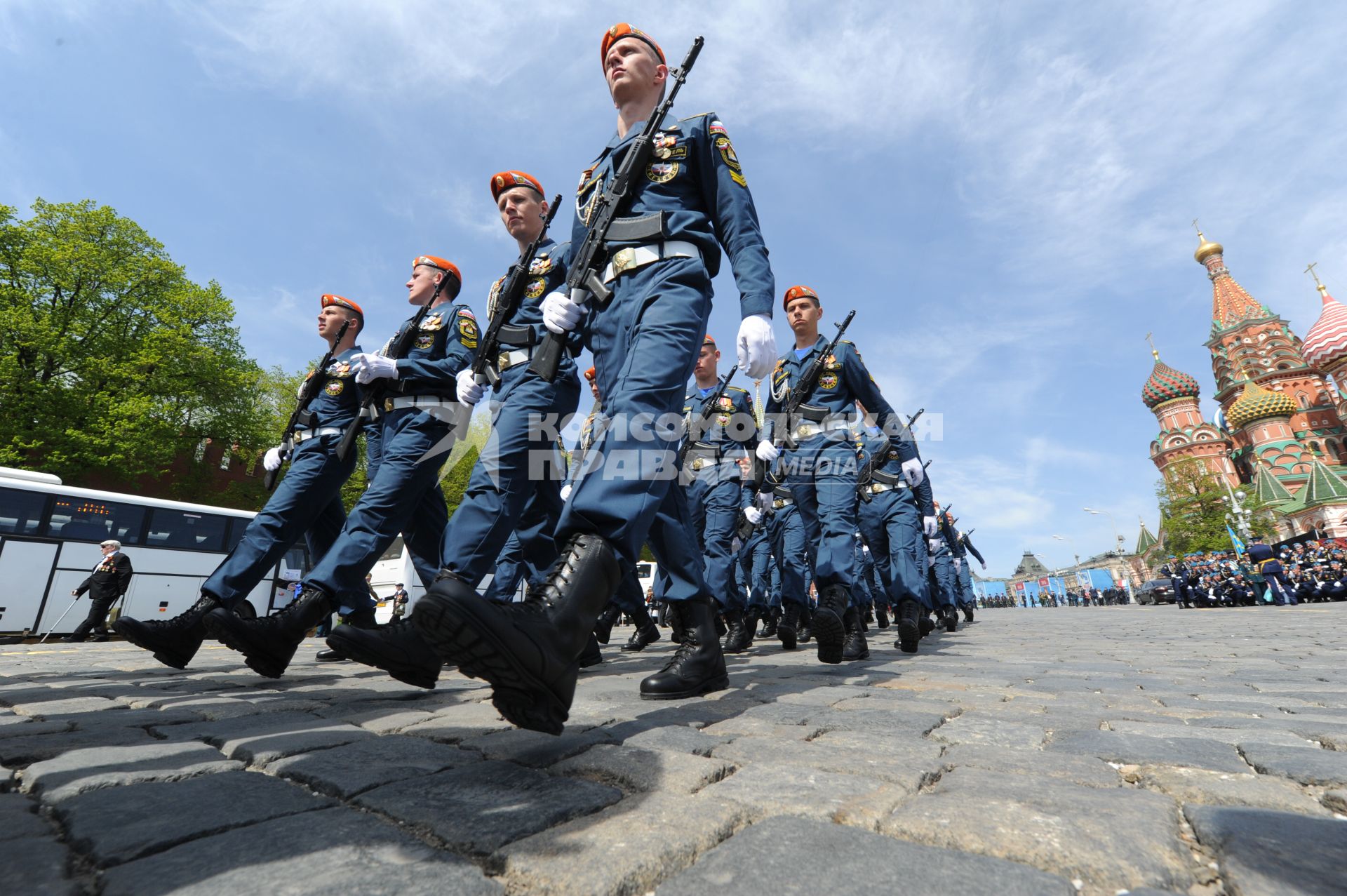 Москва. Курсанты военной академии МЧС РФ во время военного парада на Красной площади, в честь 70-летия Победы в Великой Отечественной войне.