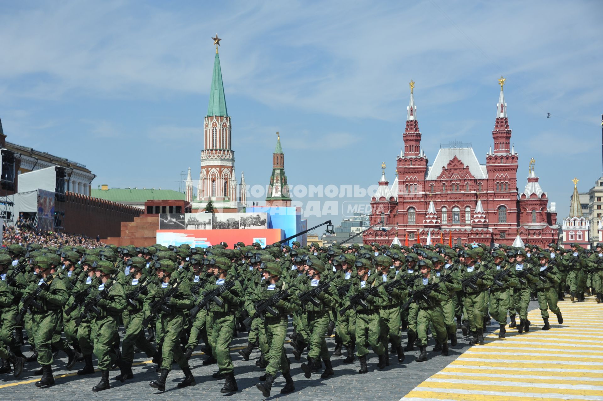 Москва. Военнослужащие в боевой экипировке `Ратник`во время военного парада на Красной площади, в честь 70-летия Победы в Великой Отечественной войне.