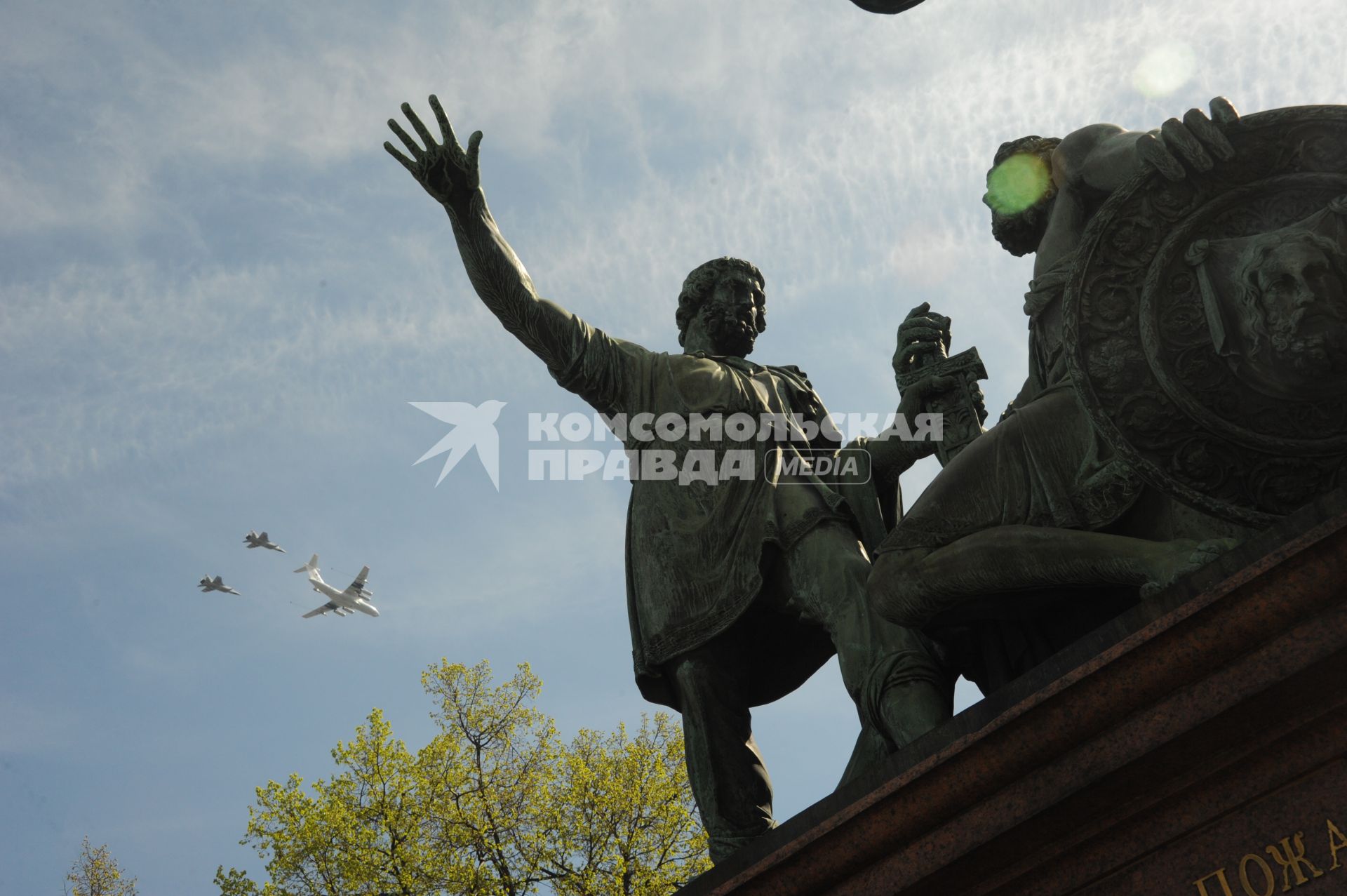 Москва. Самолеты во время парада авиации на Красной площади, в честь 70-летия Победы в Великой Отечественной войне.