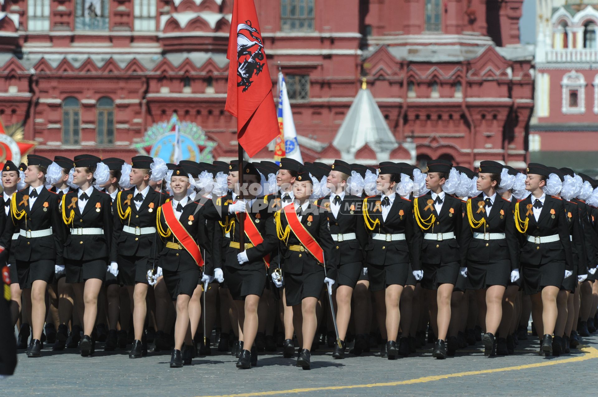 Москва. Учащиеся Московского пансиона государственных воспитанниц во время военного парада на Красной площади, в честь 70-летия Победы в Великой Отечественной войне.