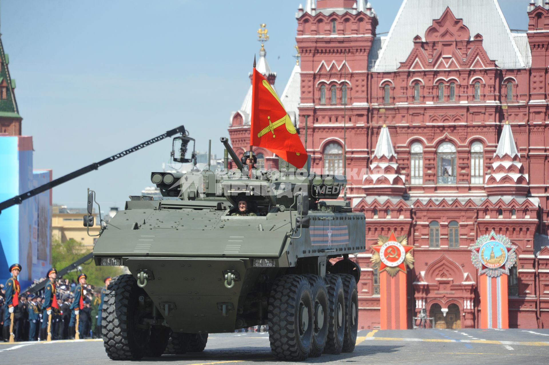 Москва. Бронетранспортер на платформе `Бумеранг` во время военного парада на Красной площади, в честь 70-летия Победы в Великой Отечественной войне.