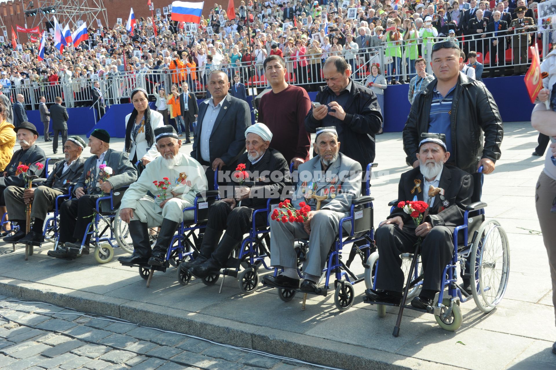 Москва. Участники акции `Бессмертный полк`, посвященной 70-летию Победы в Великой Отечественной войне на Красной площади.